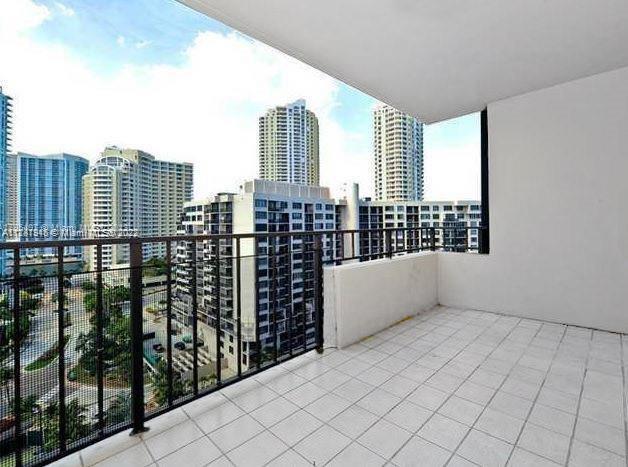 Hurry, Don't miss this opportunity to own a piece of Brickell Key. Comfortable, spacious and remodeled apartment with beautiful granite countertops and wood floors throughout. Views to Miami River and Brickell Key Island. Great closest space and extra sto rage. Building with complimentary valet, concierge, squash, racquetball, and tennis courts, billiards room, gym, relaxing pool area, children play room.