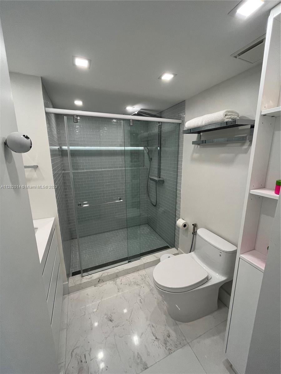 Bathroom inside bedroom n 2