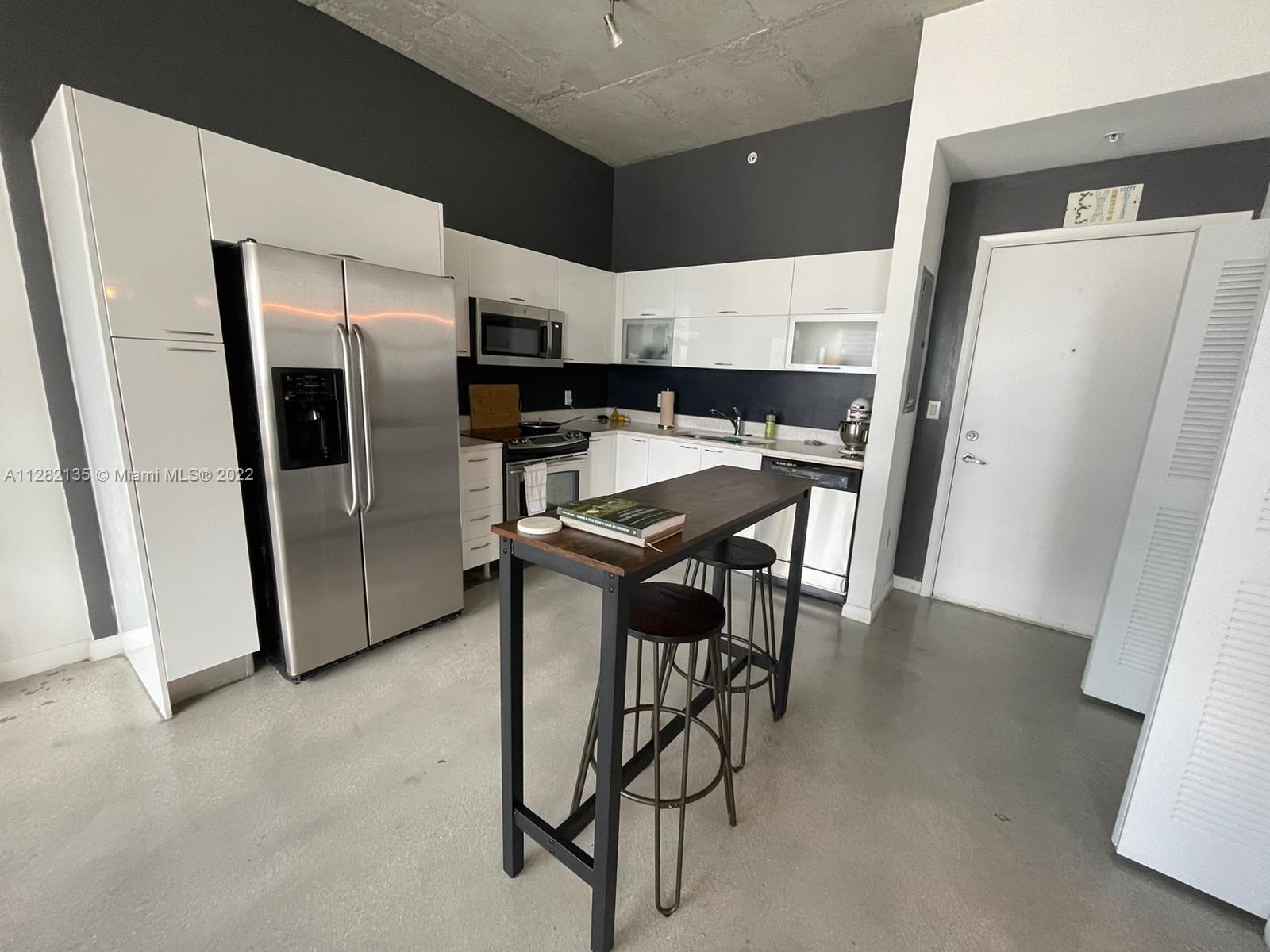 Beautiful loft style located in the heart of downtown Washer and dryer inside the unit. Amenities: Rooftop pool overlooking Biscayne bay, fitness center, spa, 24 hr, security.Walking distance to restaurants, American Airlines, Miami World Center. Parking space is not included, if the tenant needs a parking space is an additional fee.