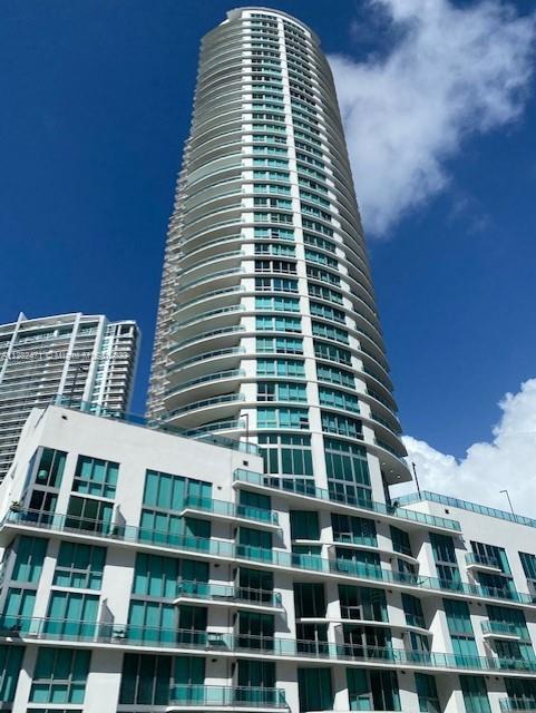 High Rise Luxury Building, best location!!! Walking distance to Brickell City Center and Mary Brickell Village. The
Building has full amenities include, Movie Theatre, Gym, two Pools, Jacuzzi, Spa, Meditation Room, Indoors
Racquetball court, 2 story Party Room a Fitness Center, a 24 hour Valet Parking and Security. The apartment has a king bed in the master bedroom and a full sofa bed in the living area, two (2) TV's, custom closet, all kitchen
utensils, washer and dryer inside the unit. An amazing no obstruction view to the Miami River and Brickell City Center.
Convenience Sore and Dry Cleaning Service in close proximity. Include Basic Cable and Internet. Fully furnished 1bed/1bath/1 parking space at Wind by Neo on the River. Porcelain and Marble floors throughout. READY TO MOVE IN!!!