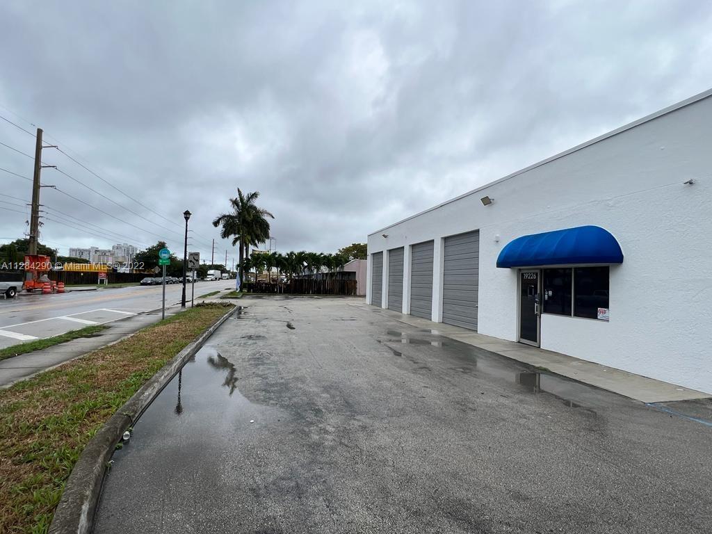 ~ 3,312 SF TOTAL
~ 900 SF OFFICE
6 OVERHEAD DOORS
RESTROOM
13 PARKING SPACES
NO AUTO REPAIR-RELATED USES
PERMITTED