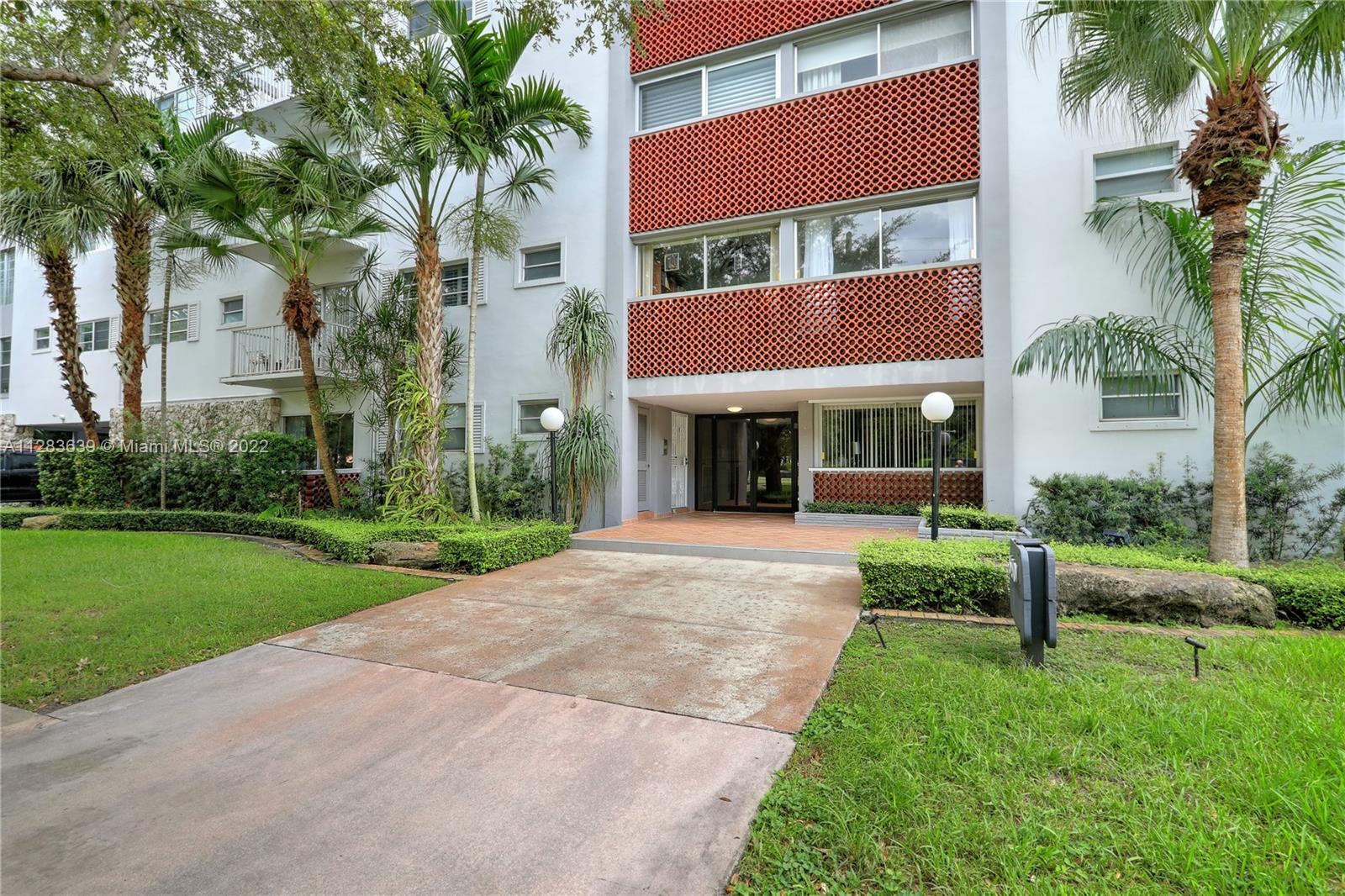 Central in Miami. A wonderful Coral Gables location. Across from the Granada Golf Course. Apt with a great balcony !