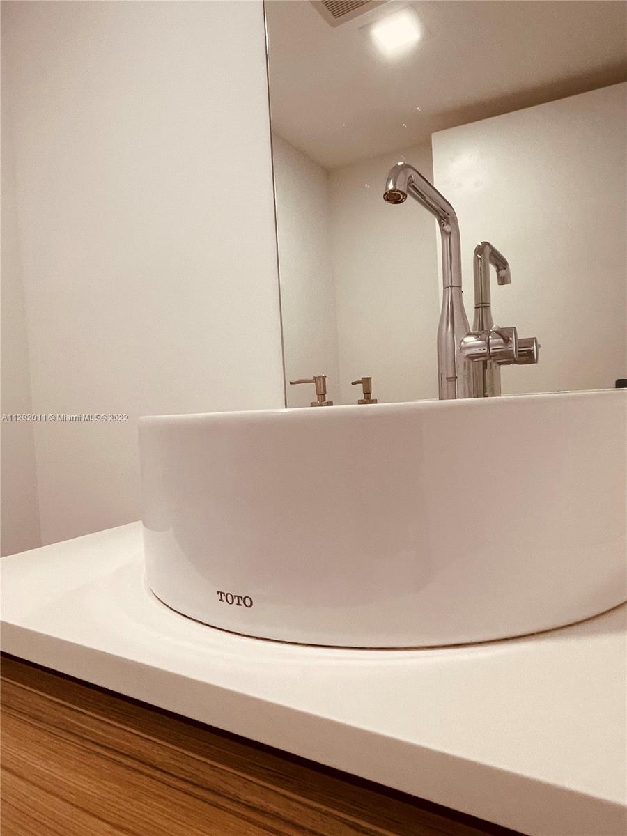 TOTO Sinks