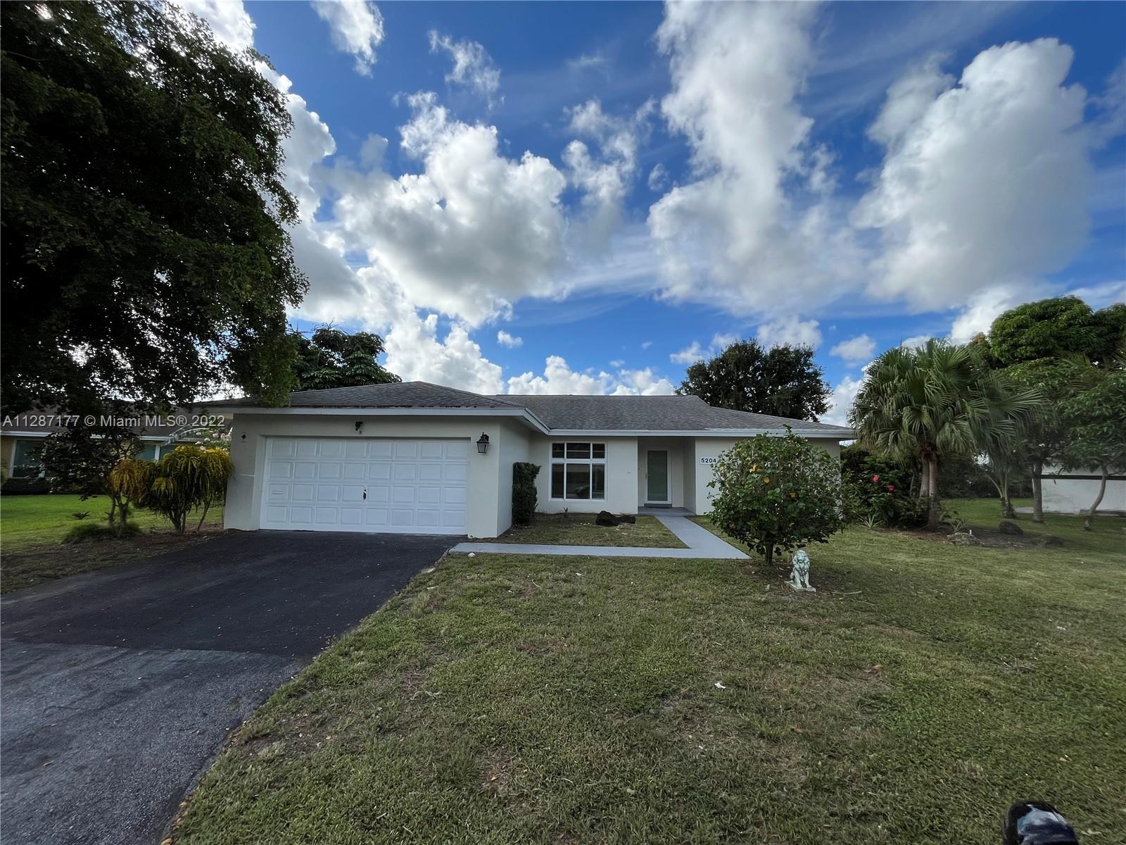 5204 E Palm Cir