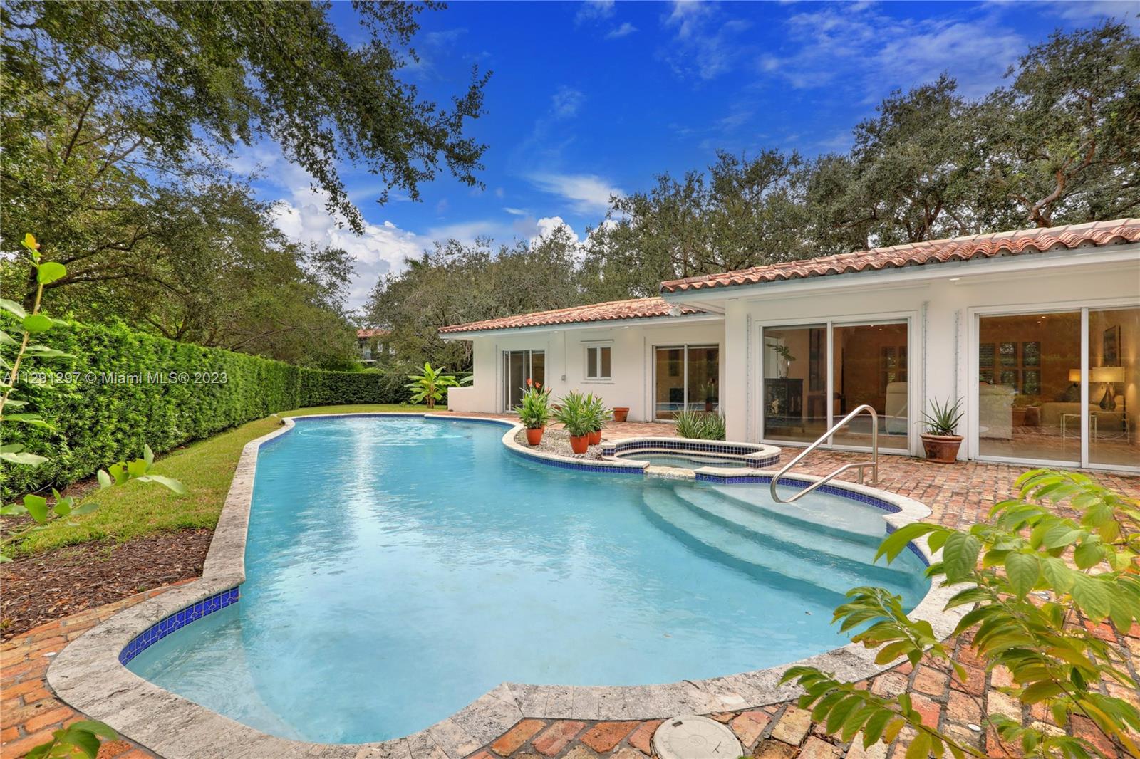 Photo 2 of 807 Jeronimo Dr in Coral Gables - MLS A11291297