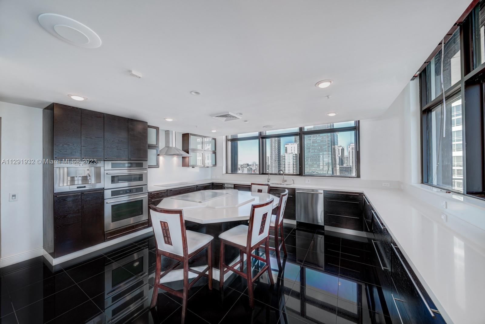 Kitchen w/ Island cook top.