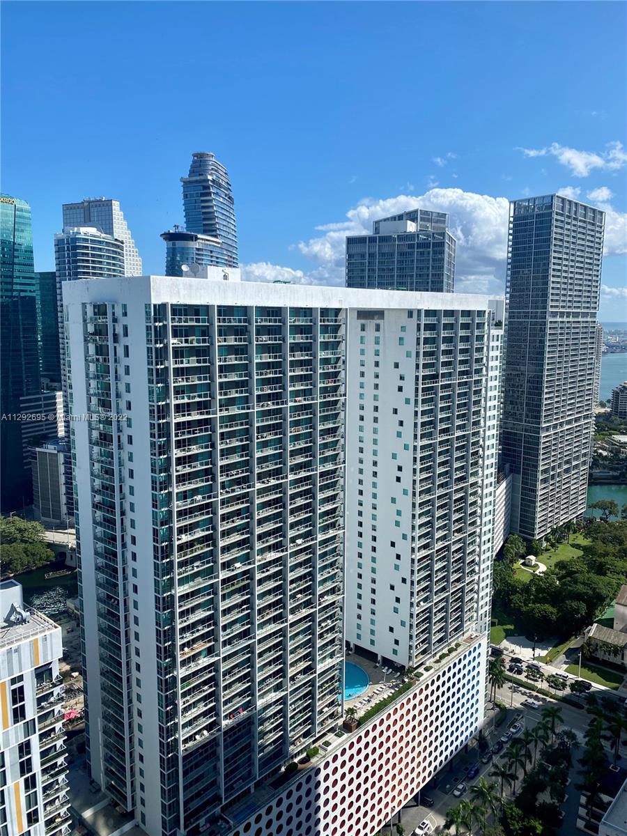 BEAUTIFUL UNIT WITH SKYLINE VIEWS, OPEN FLOOR PLAN WITH 1BD/1BA, STAINLESS STEEL APPLIANCES AND GRANITE COUNTERTOPS, BIG BATHROOM WASHER IN DRYER, WALKING CLOSET AND BIG BALCONY FACING NORTHEAST. ALL THE AMENITIES OF A LUXURY HIGHRISE. UNIT IS TENANT OCCUPIED. BY APPT ONLY.