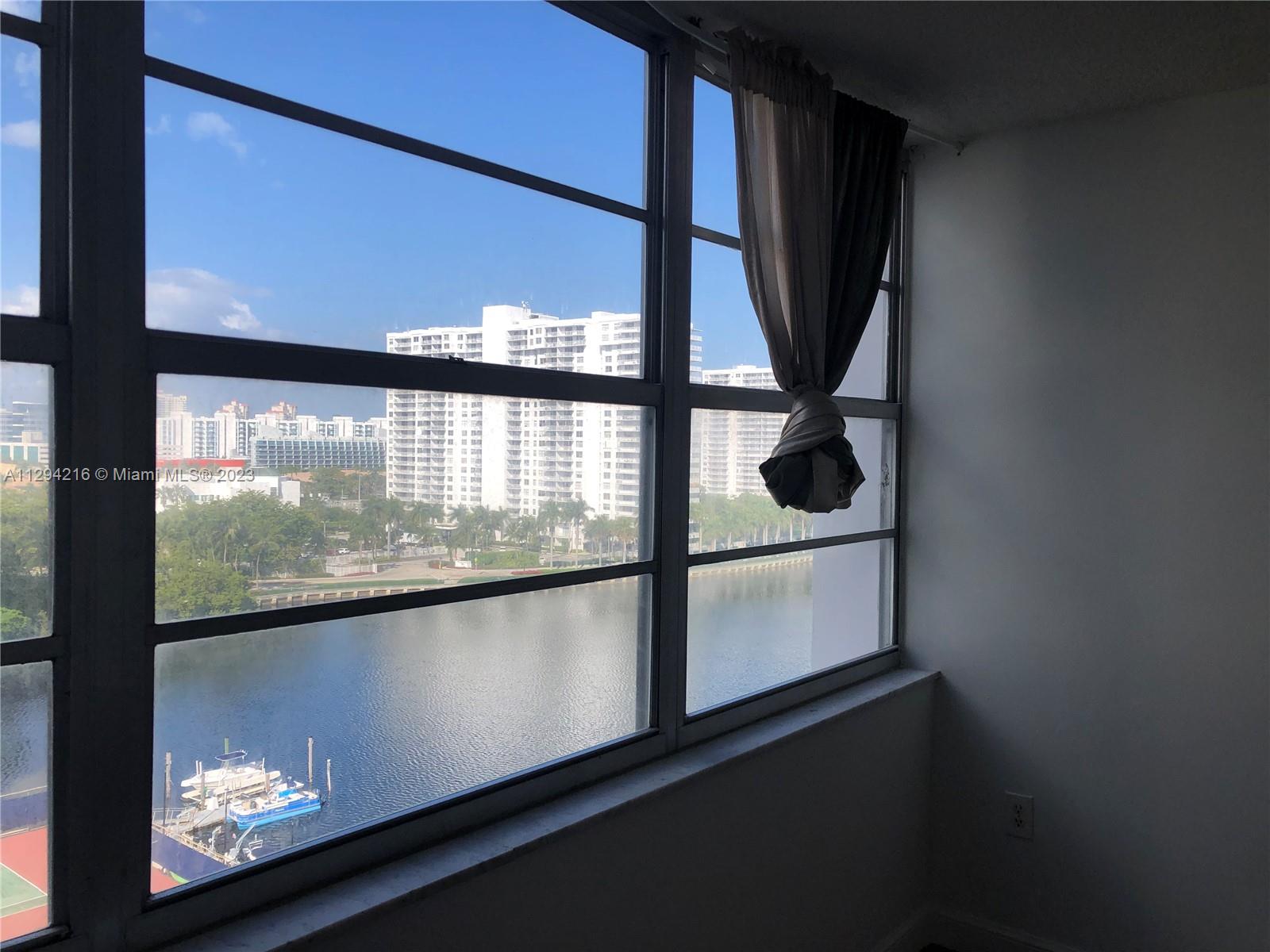 Master Bedroom Gorgeous Bay View (From All Windows)