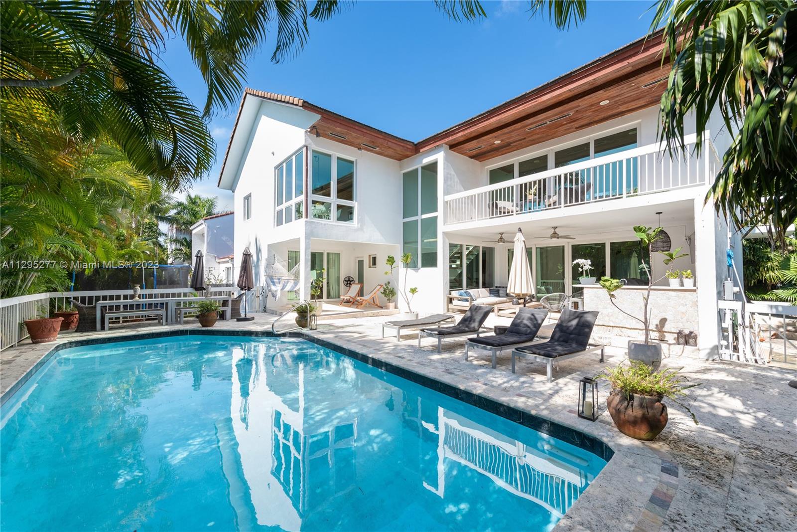 POOL AT THE SAME LEVEL AS THE COVERED TERRACE