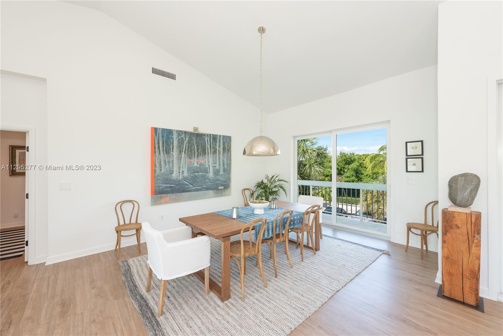 DINING AREA WITH UNOBSTRUCTED VIEWS TO KEY BISCAYNE YACHT CLUB