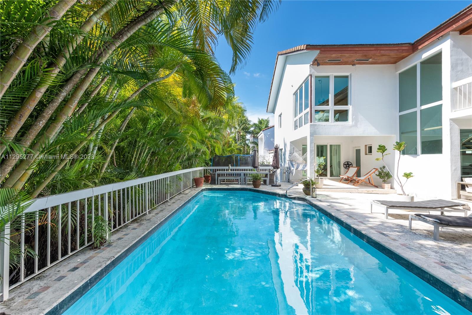 OVERSIZED RECTANGLE POOL