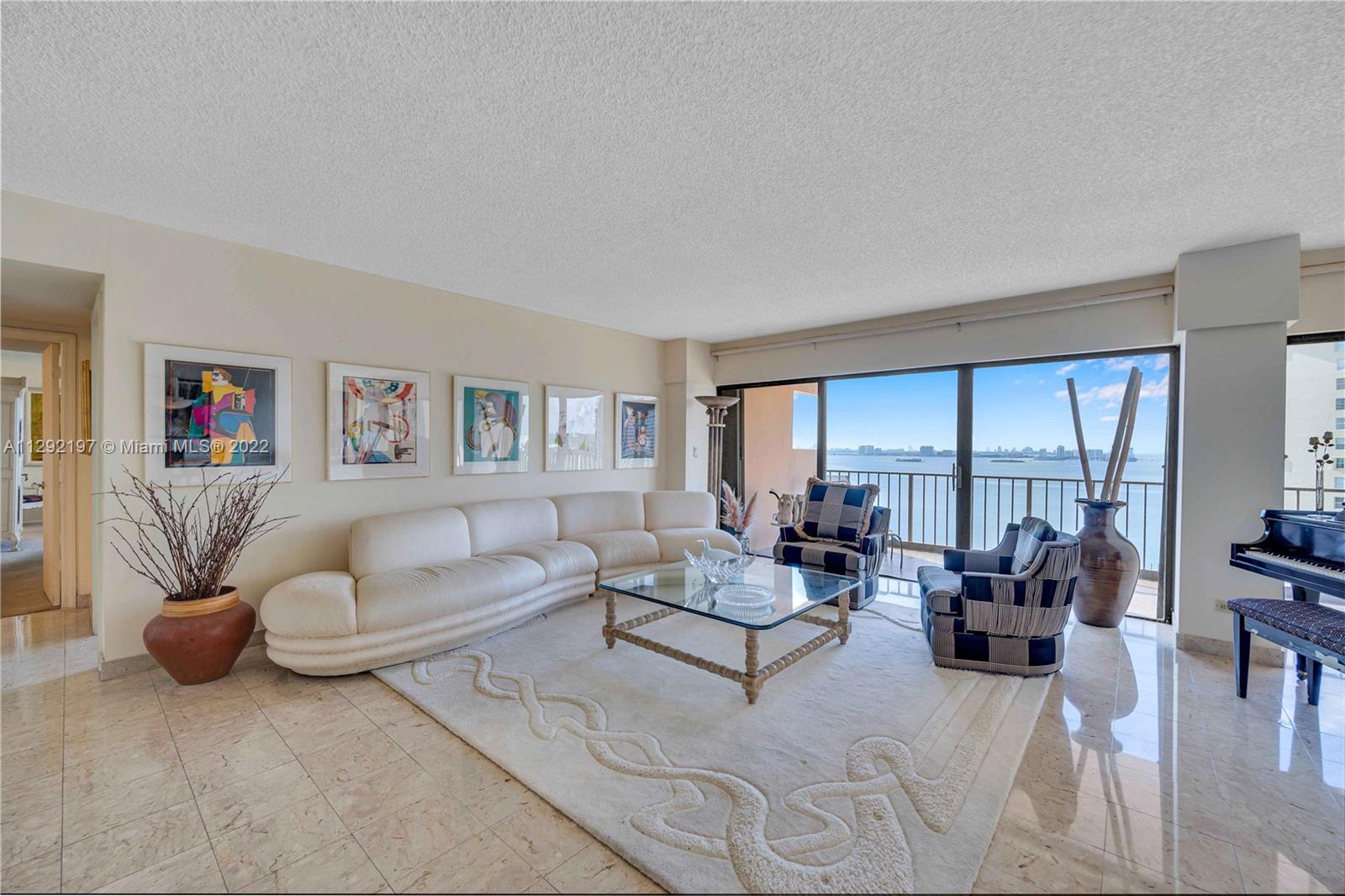 expansive sitting area in the living/dining room