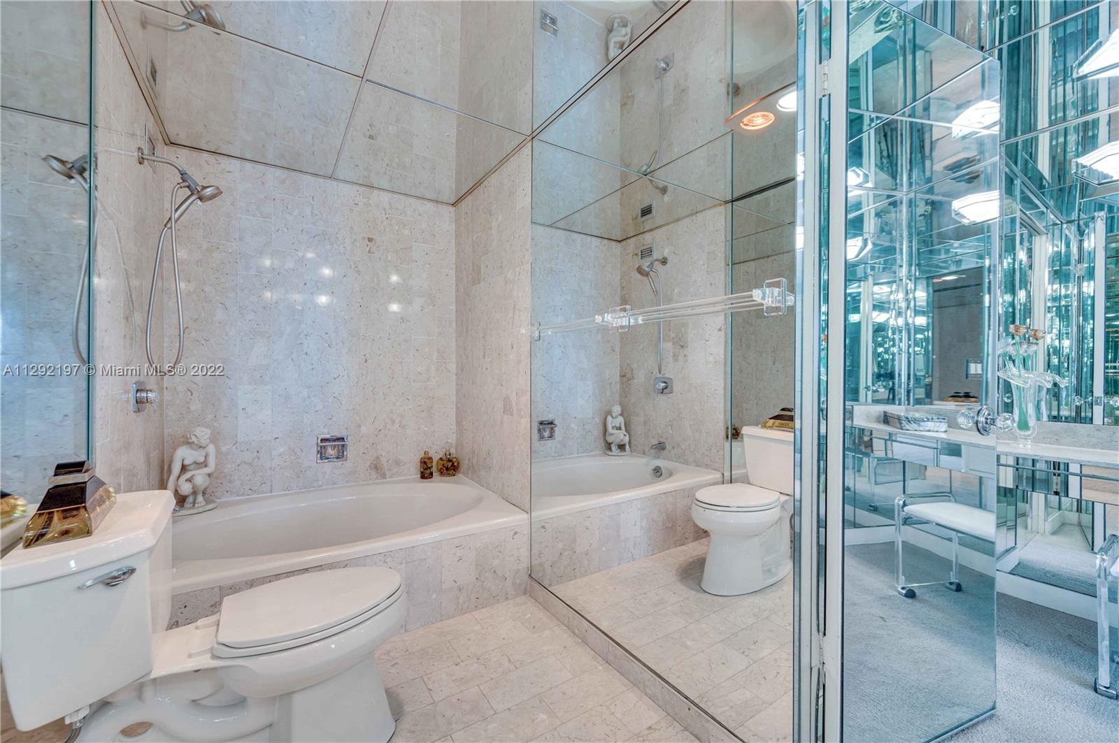 Main bathroom tub/shower