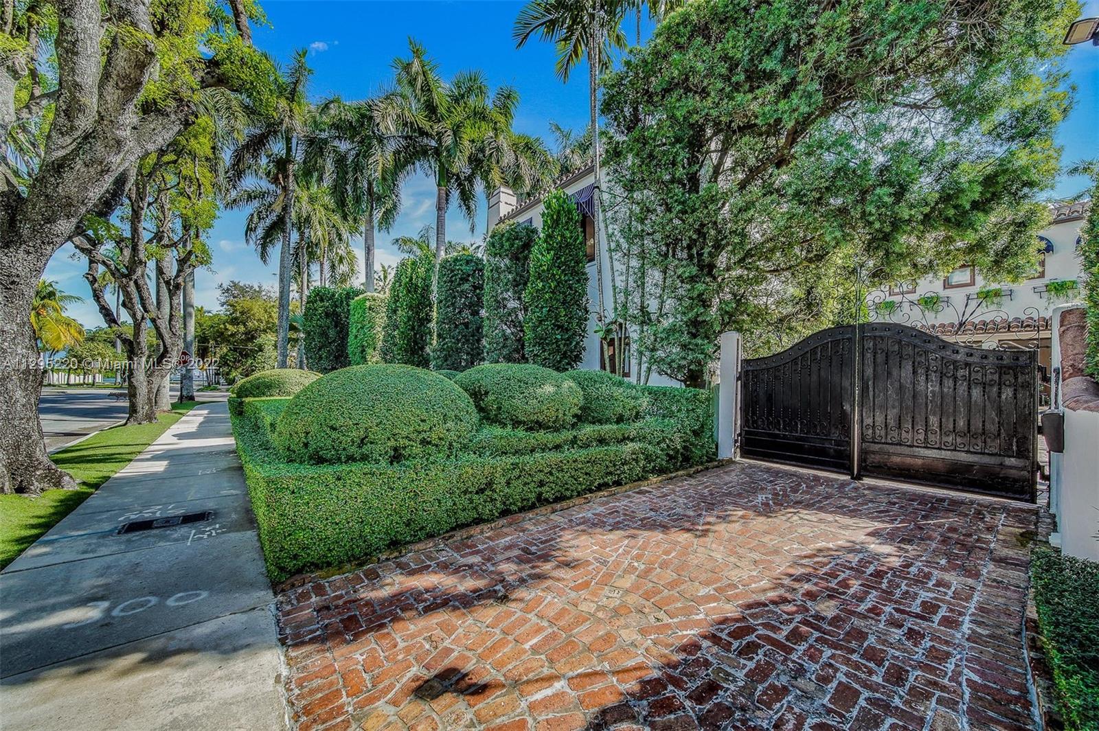 Patterned Chicago Brick Driveway Entrance w Gates