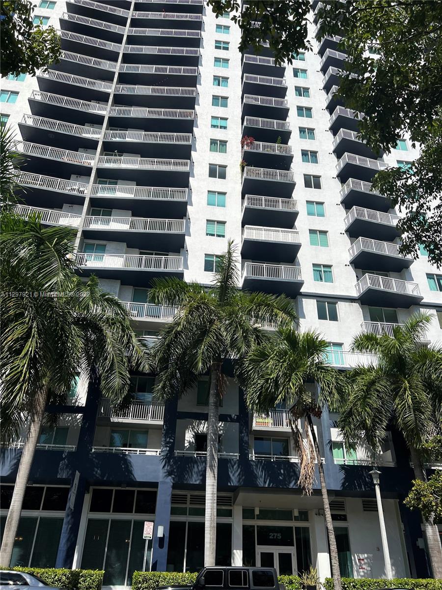 Beautiful 1 bed/1 bath. Conveniently located near all the City’s hot spots. Minutes from South Beach, Miami Airport and Downtown. One assigned parking space. Walking distance to Publix. 24/7 Concierge service, fitness center, washer/dryer in unit. Plenty of natural light. Condo conveniently located above Chase Bank, restaurants & shops.