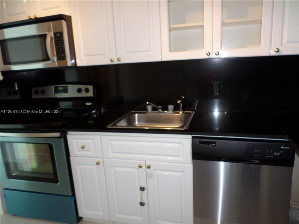 Kitchen w/ new appliances