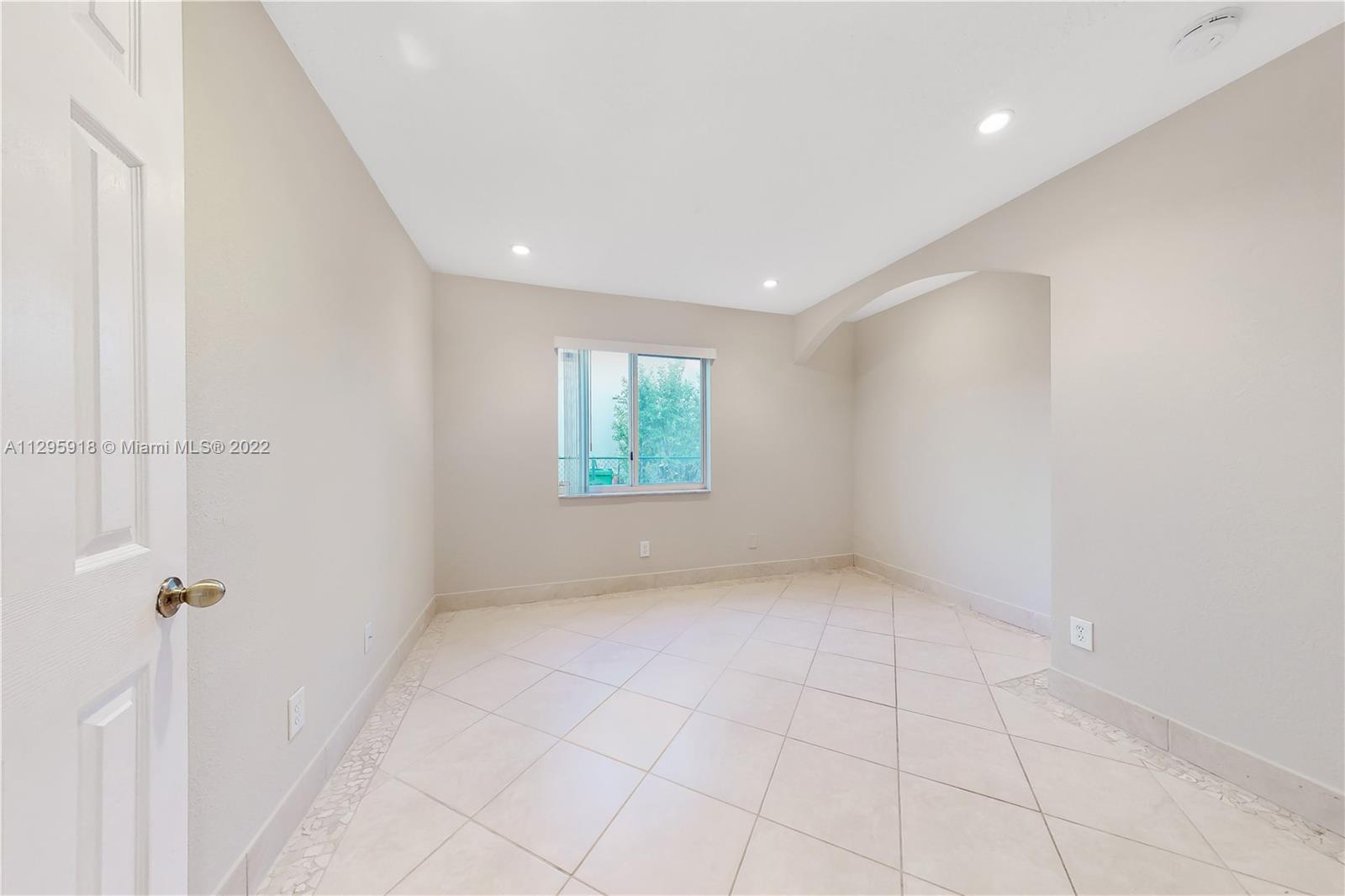 Listing Photo 14