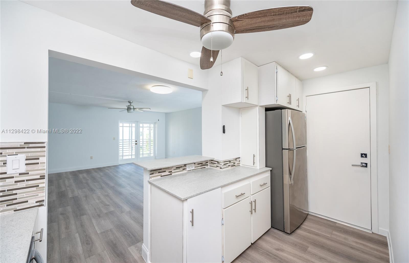 Great 2b/2b apartment. steps aways from the beach. Oversized corner unit with natural light, new floors (living area), dishwasher, water heater ad both bathrooms recently remodeled.
Quiet street in small building with easy access in and out.