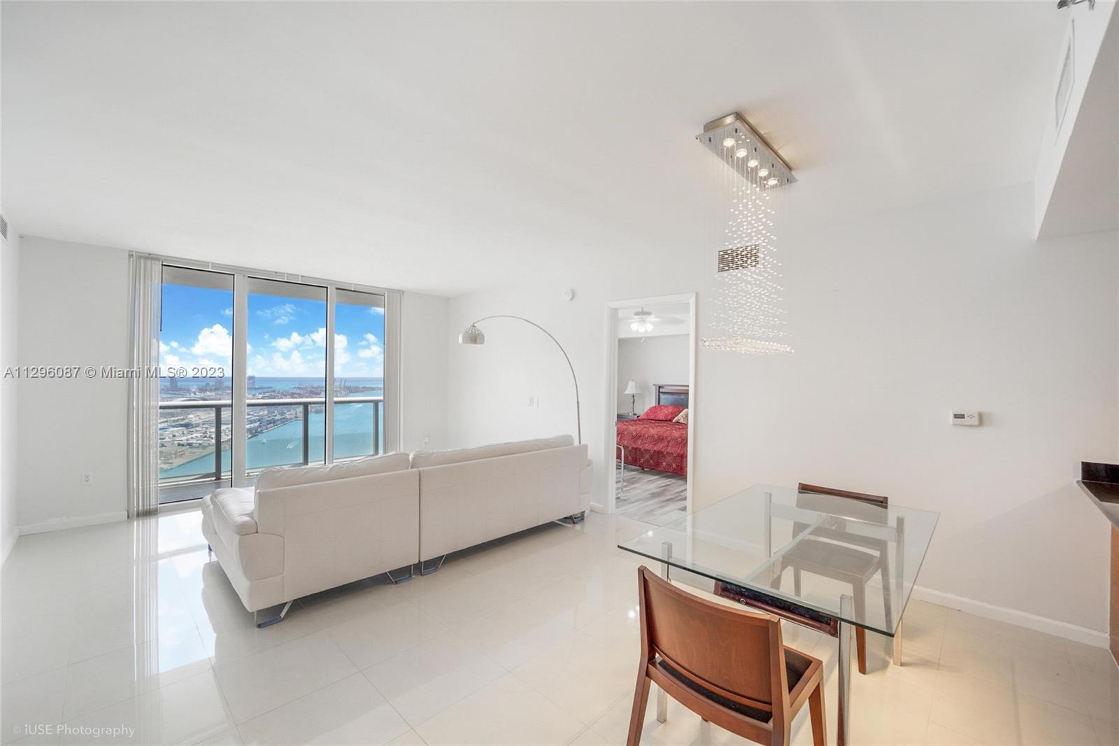 2 Beds PLUS den (easily converts to 3 Beds).  Unobstructed 52nd floor unit w/ amazing views of (cruise ships, bay, evening skyline & sunrise) from all rooms!  Located across from Bayfront Park.  This spectacular condo has amazing 1st class amenities that include:  Olympic-size heated pool, state-of-the-art spa, fitness center, security, valet parking & concierge service. Easy walk to Miami Heat & other world class performers at the Arena (formerly AAA).  (10 mins to Miami Intl Airport, South Beach, I-95, Brickell, Coconut Grove, Coral Gables).  Walk to acclaimed restaurants & shopping including Zuma, Novikov & Bayside.  Even the Waldorf Astoria has chosen this neighborhood for its next masterpiece. Location! (Seller Financing available at only 5.5% interest!) Buyer's Agent: 3% Commission.