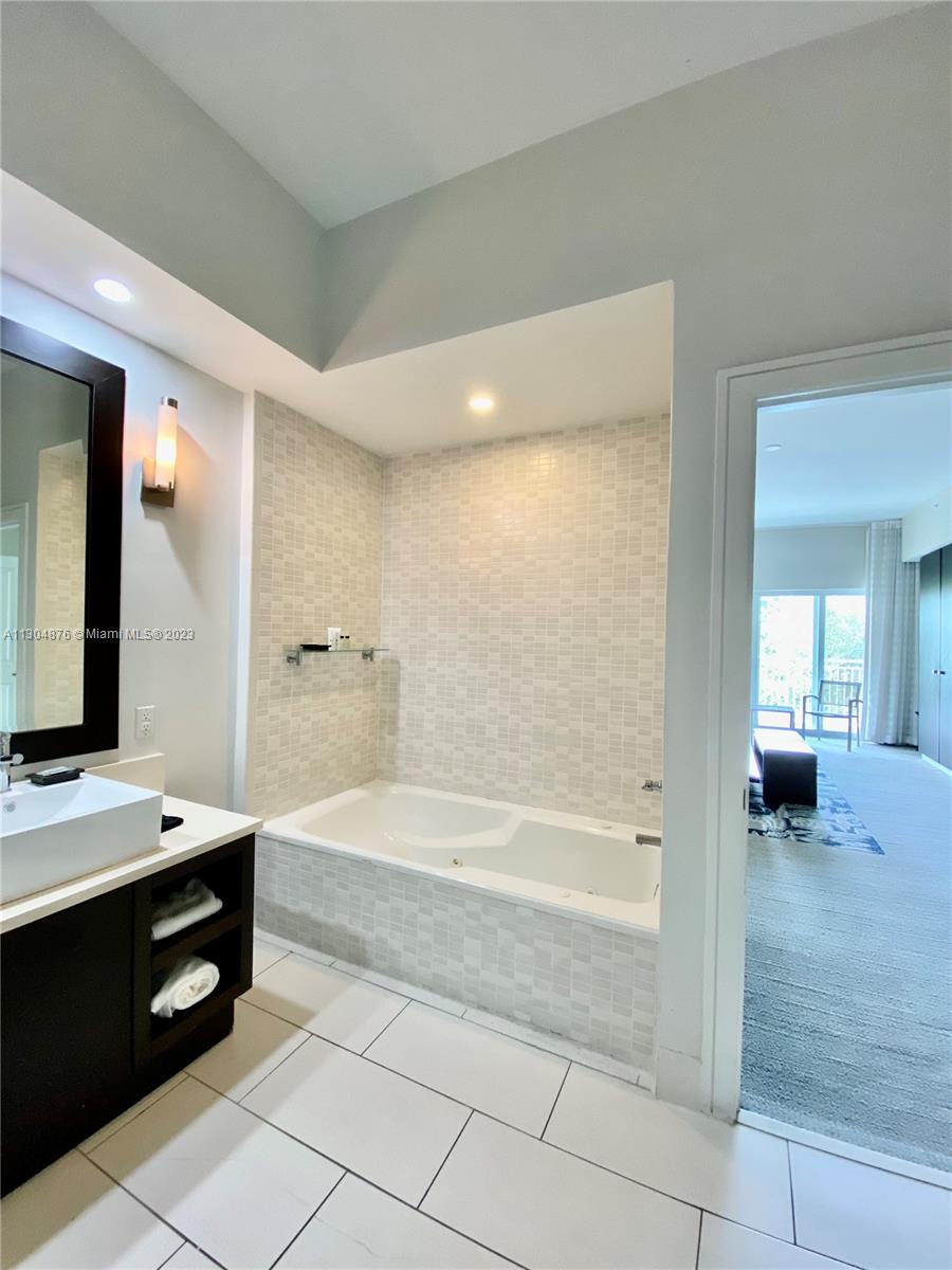 Principal Bathroom - Bathtub