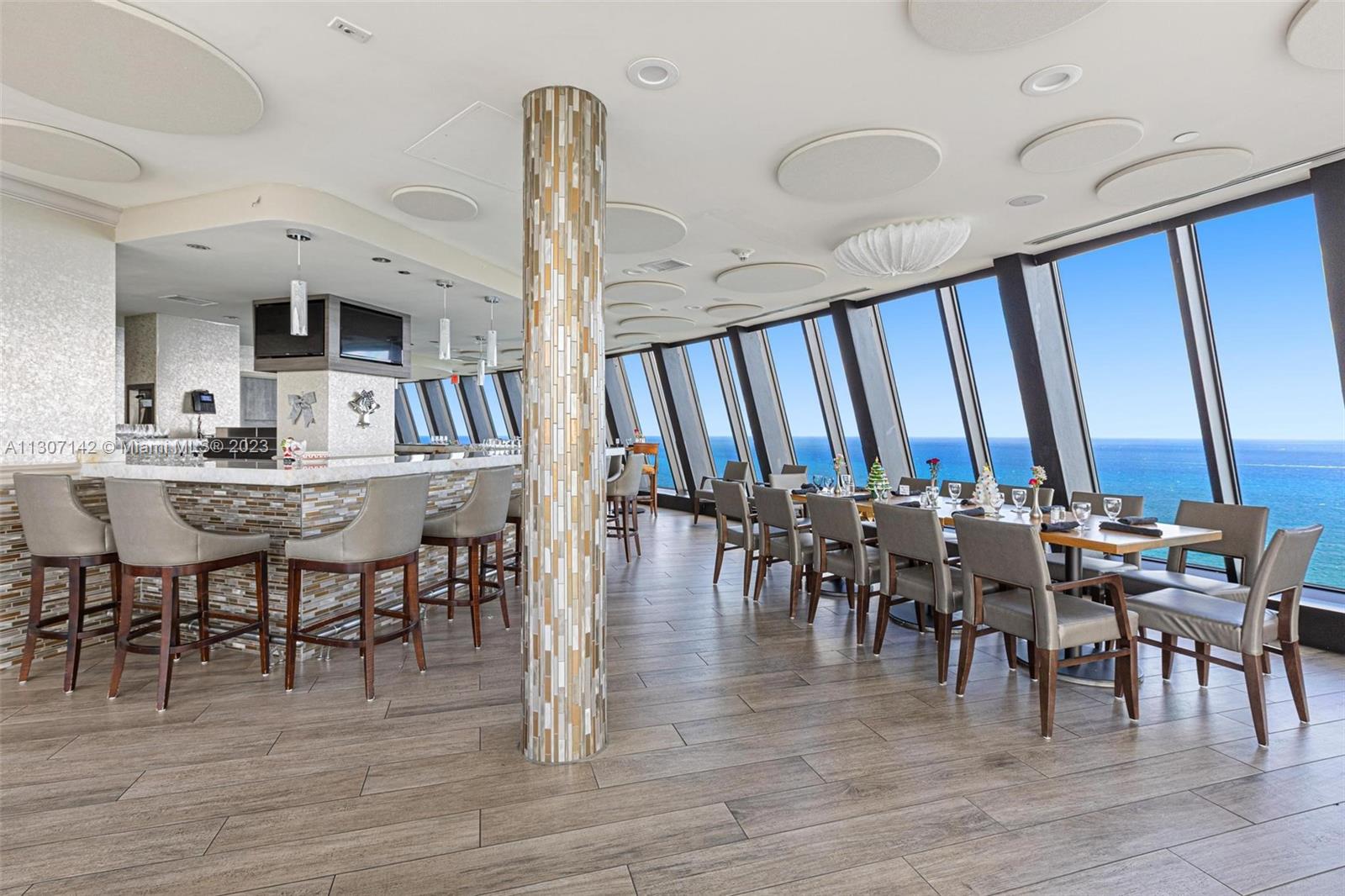 Restaurant 43rd Floor