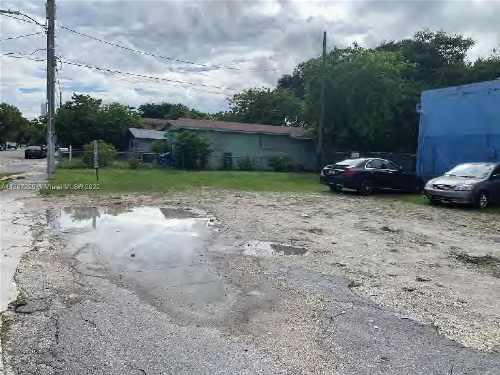 View of the lot to the North of the 3,000 SF Main Building.  This North lot is owned by City of Miami.