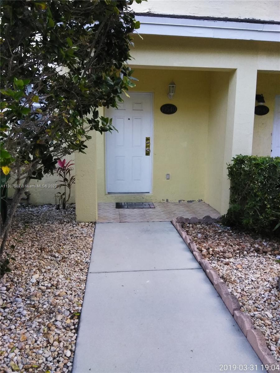 Comfortable and beautiful Townhouse with 2  Bedrooms and 2.5 bathrooms. Dining room, kitchen, and patio.
Good and accessible area, close to Us1 and Marlin Rd. 107 Av. SW.
Burlington, Denny's, Chipotle, Starbucks, Windixie, Banks, Pharmacy.