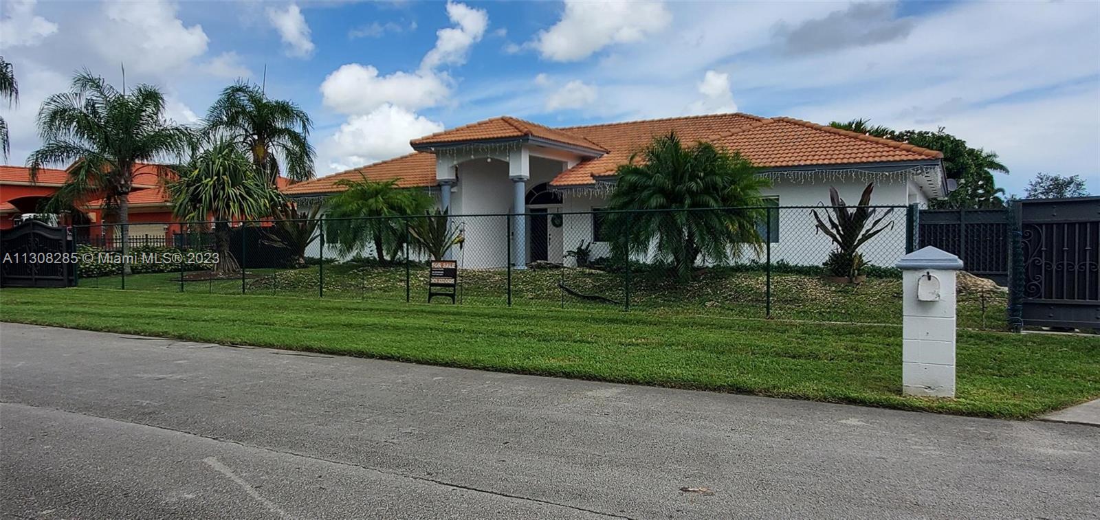 BEAUTIFUL 4/3 HOME IN HOMESTEAD WITH POOL VERY SPACIOUS READY TO MOVE IN CALL NOW THIS WONT LAST!