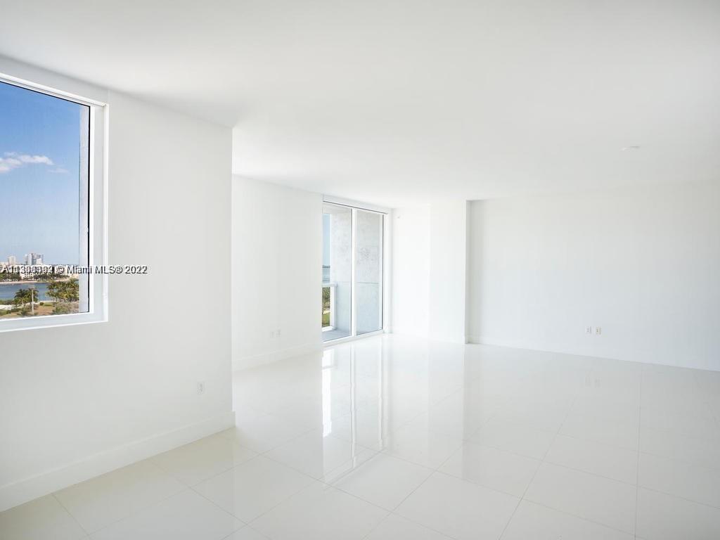 Amazing apartment 2/2 + DEN, with top quality appliances in a luxury building in the heart of Miami Downtown. It includes SPA, gym, pool, pool service, club room and more. In front of Bayside, one of the most spectacular waterfront skylines. Walk distance to parks, restaurants and st ores. 5 minutes far from Miami Beach. Very close to Brickell City Center, Wynwood and I-95. 
DISCLOSURE: VIEW AND LAYOUT MAY VARY