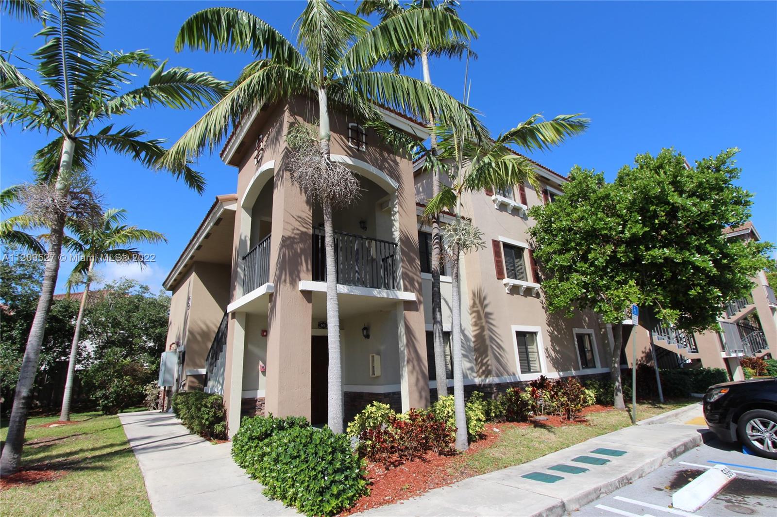COZY UNIT LOCATE IN ISLES AT BAYSHORE. SPACIOUS AREAS, CERAMIC AND LAMINATE FLOORS, EXCELLENT CONDITION. ENJOY THE CLUBHOUSE, POOL, GYM AND THE BEAUTIFUL LAKES AND LANDSCAPING AROUND THE COMMUNITY. TENANT PAYS THE WATER.