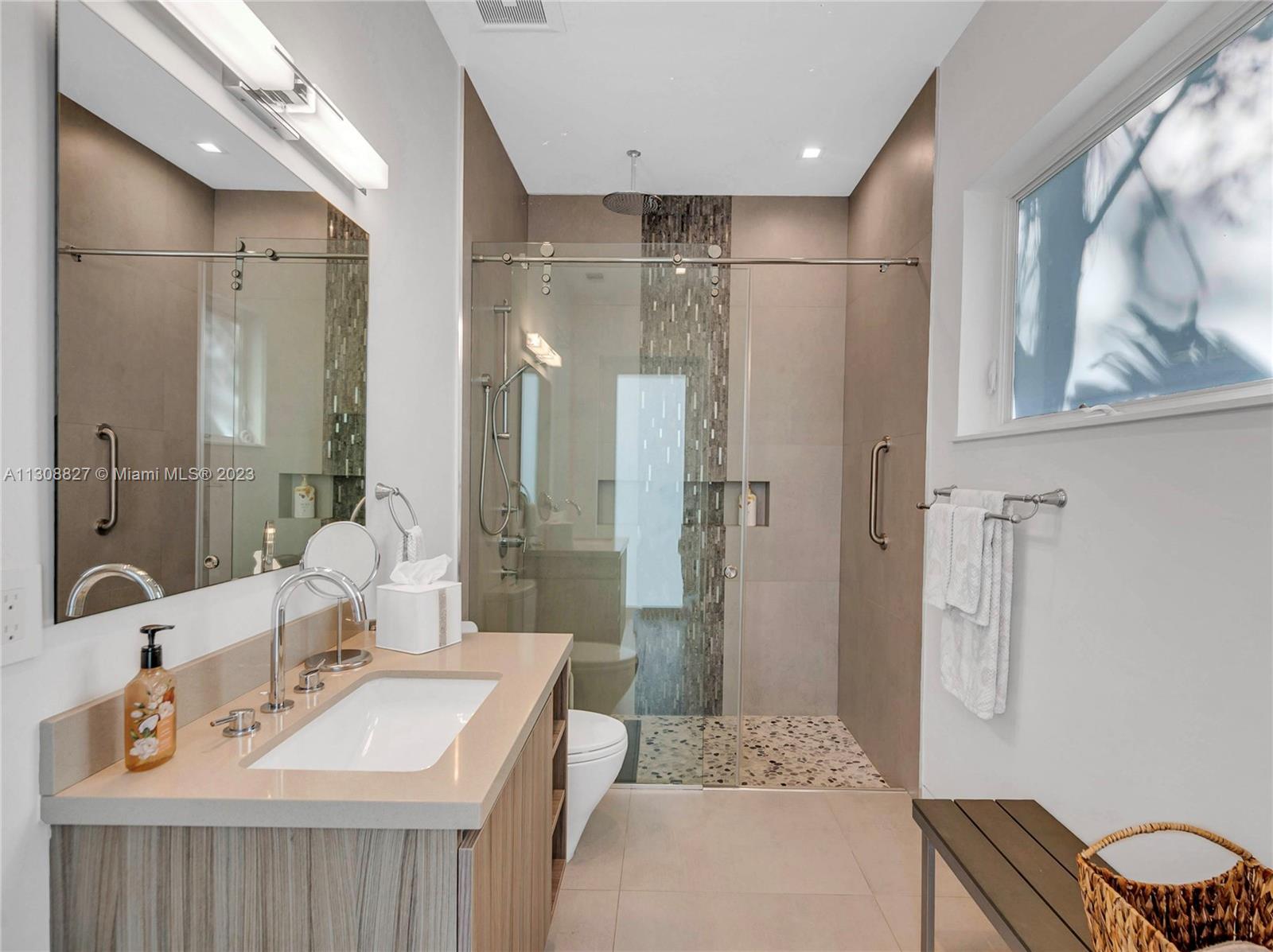 Jack & Jill Bath (Bedrooms 2 & 3)