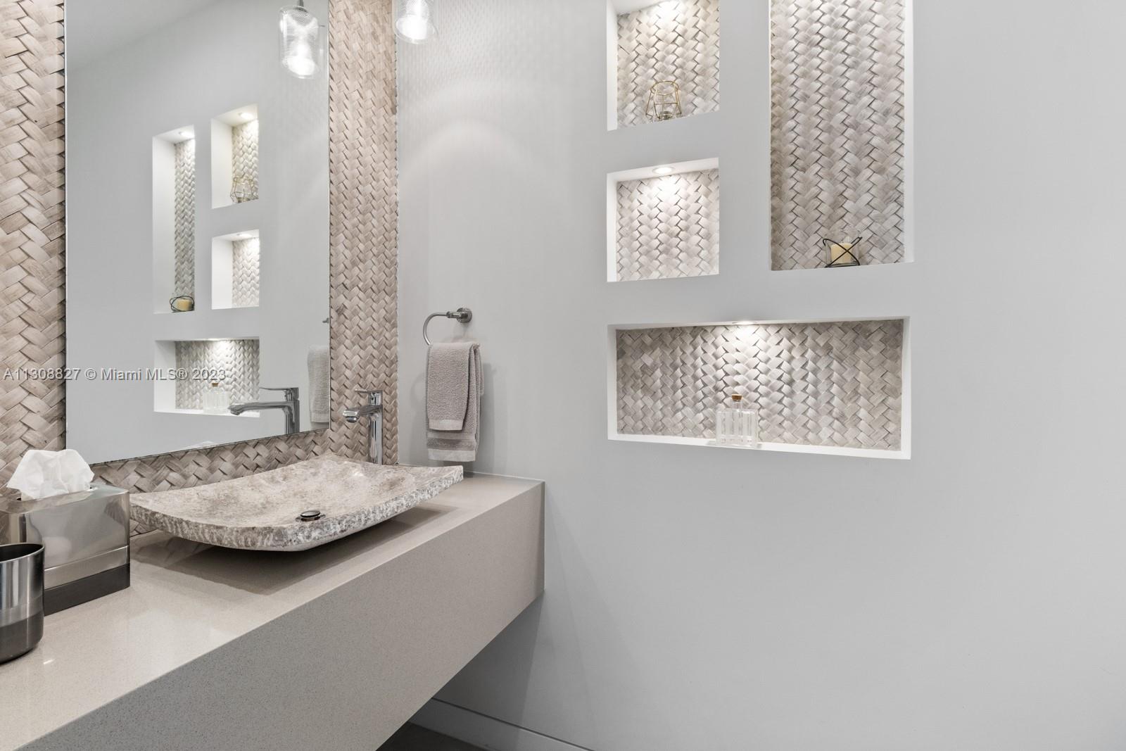 Jack & Jill Bath (Bedrooms 2 & 3)