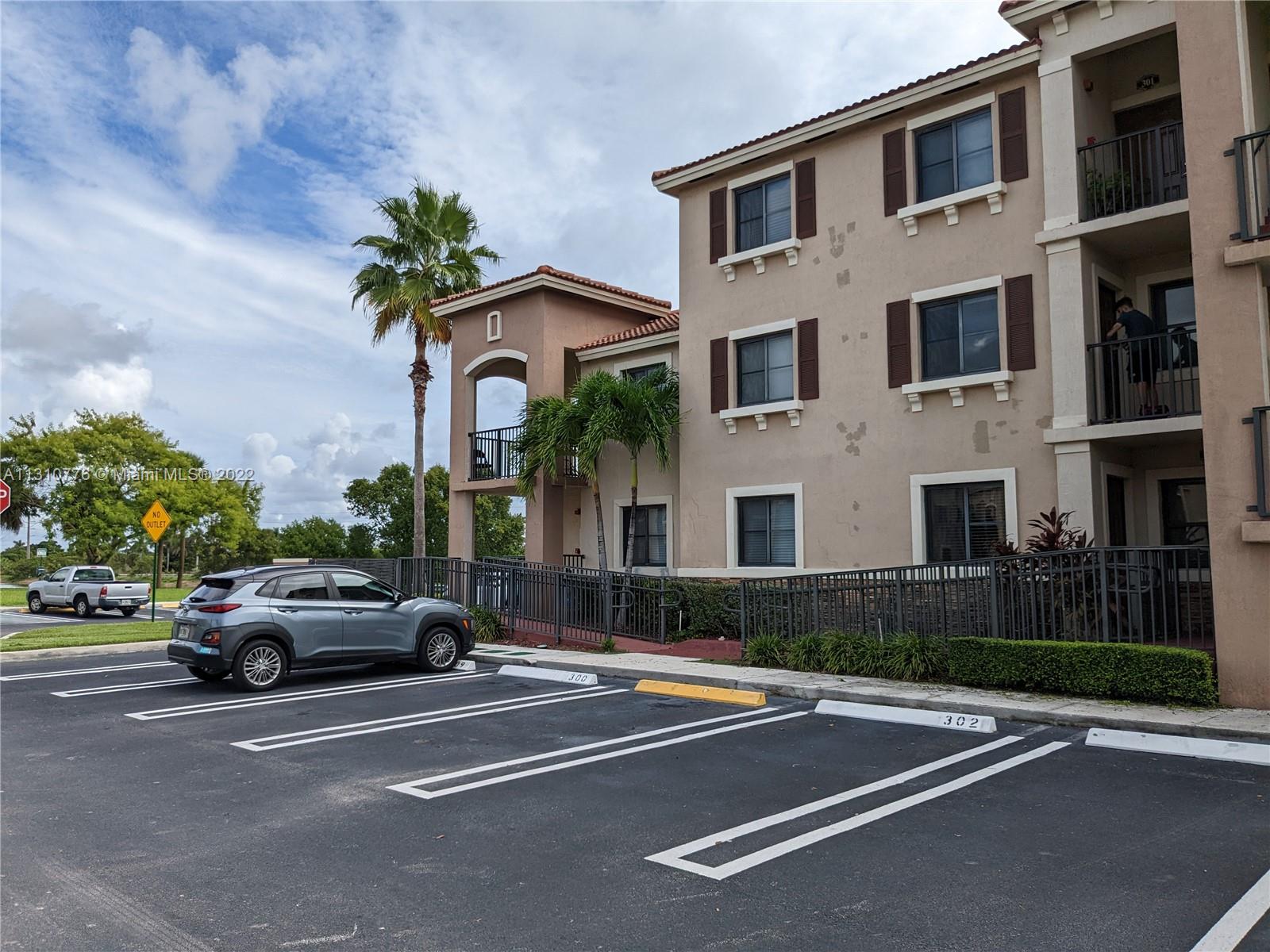Gorgeous 2 bedroom and 2 bath condo in desirable Courts at Bayshore. Unit boasts a bright and open floorplan, kitchen includes stainless appliances and granite countertops. Expansive covered balcony off living room. Okay to lease right away and pets allowed!