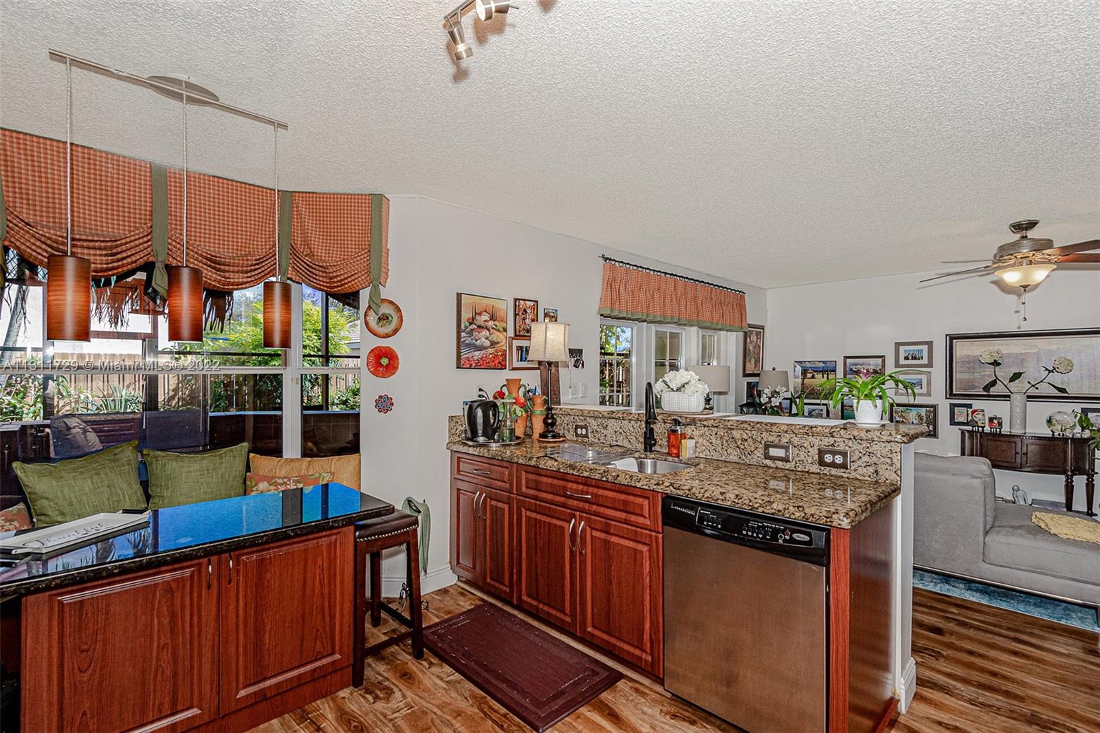 Listing Photo 11
