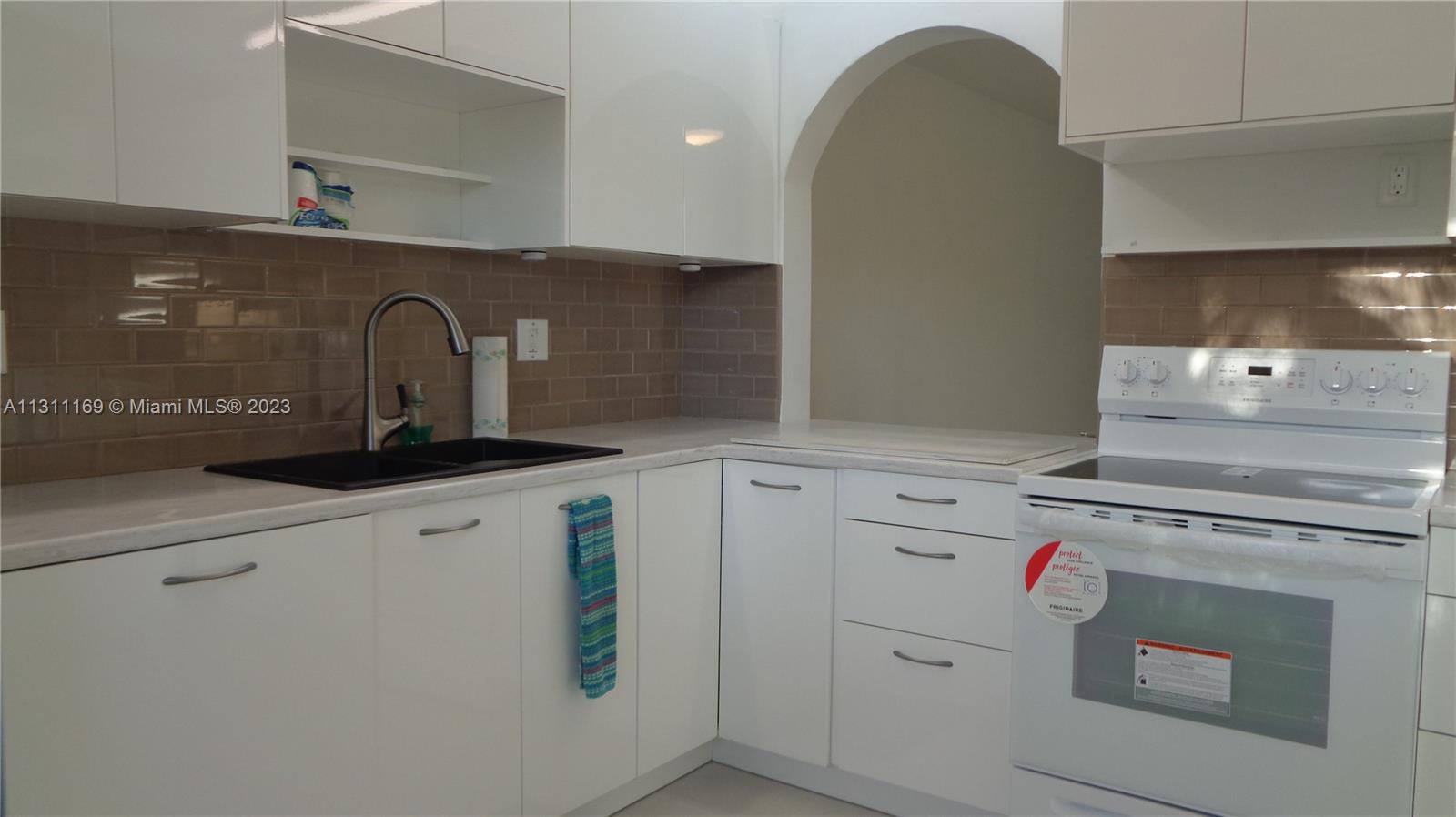KITCHEN PASS THRU