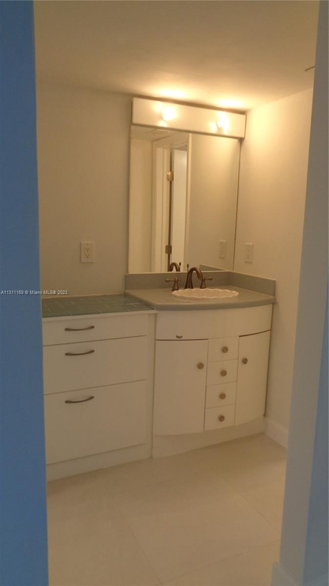 VANITY BATH 1