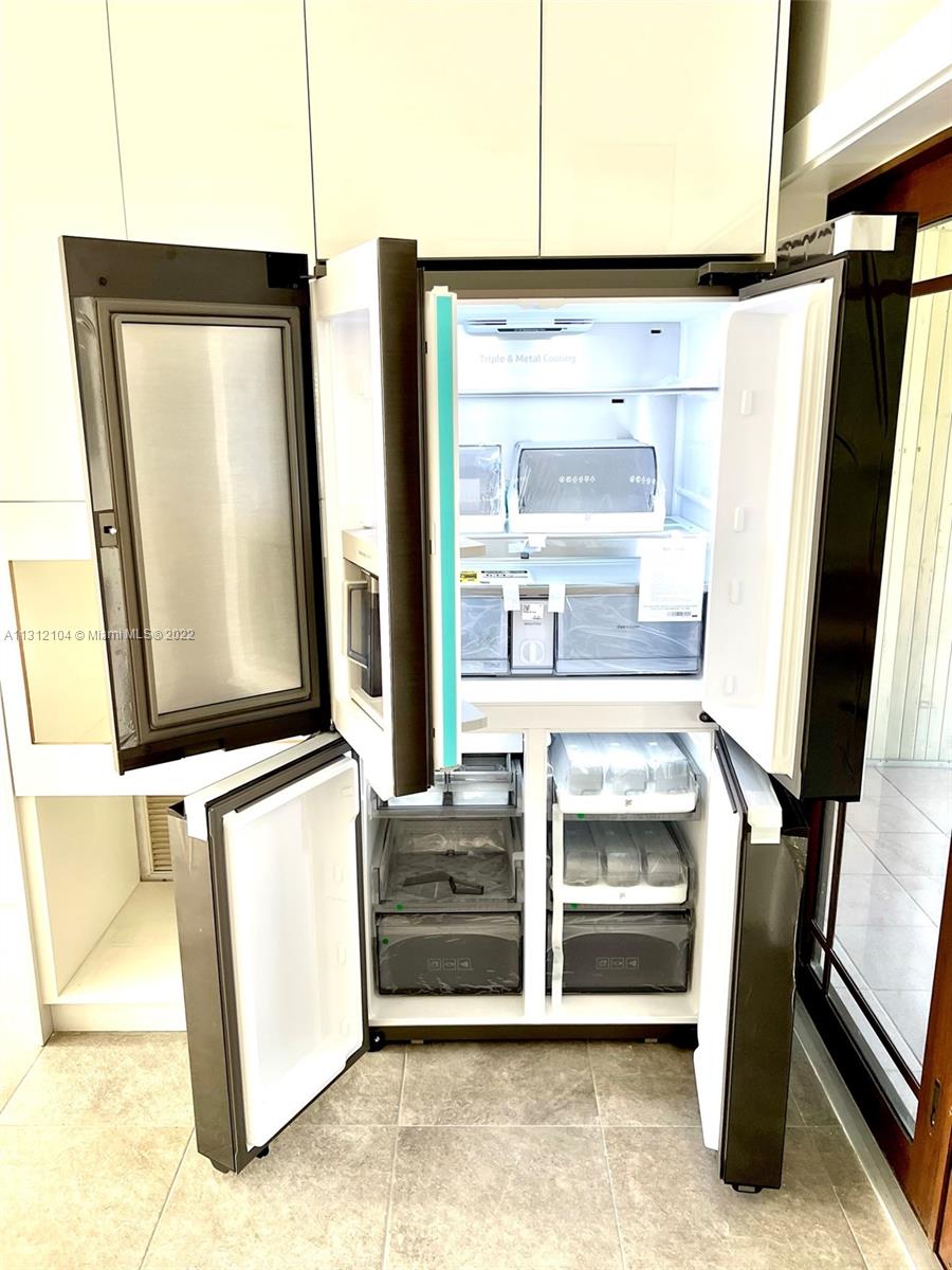 PLENTY OF SPACE REFRIGERATOR WITH 5 DOORS