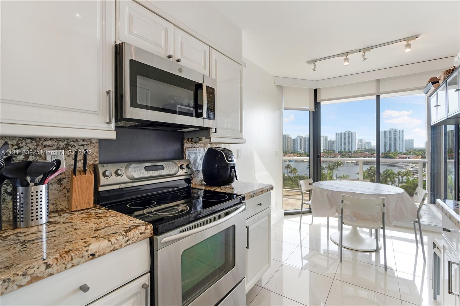 New appliances, great breakfast area