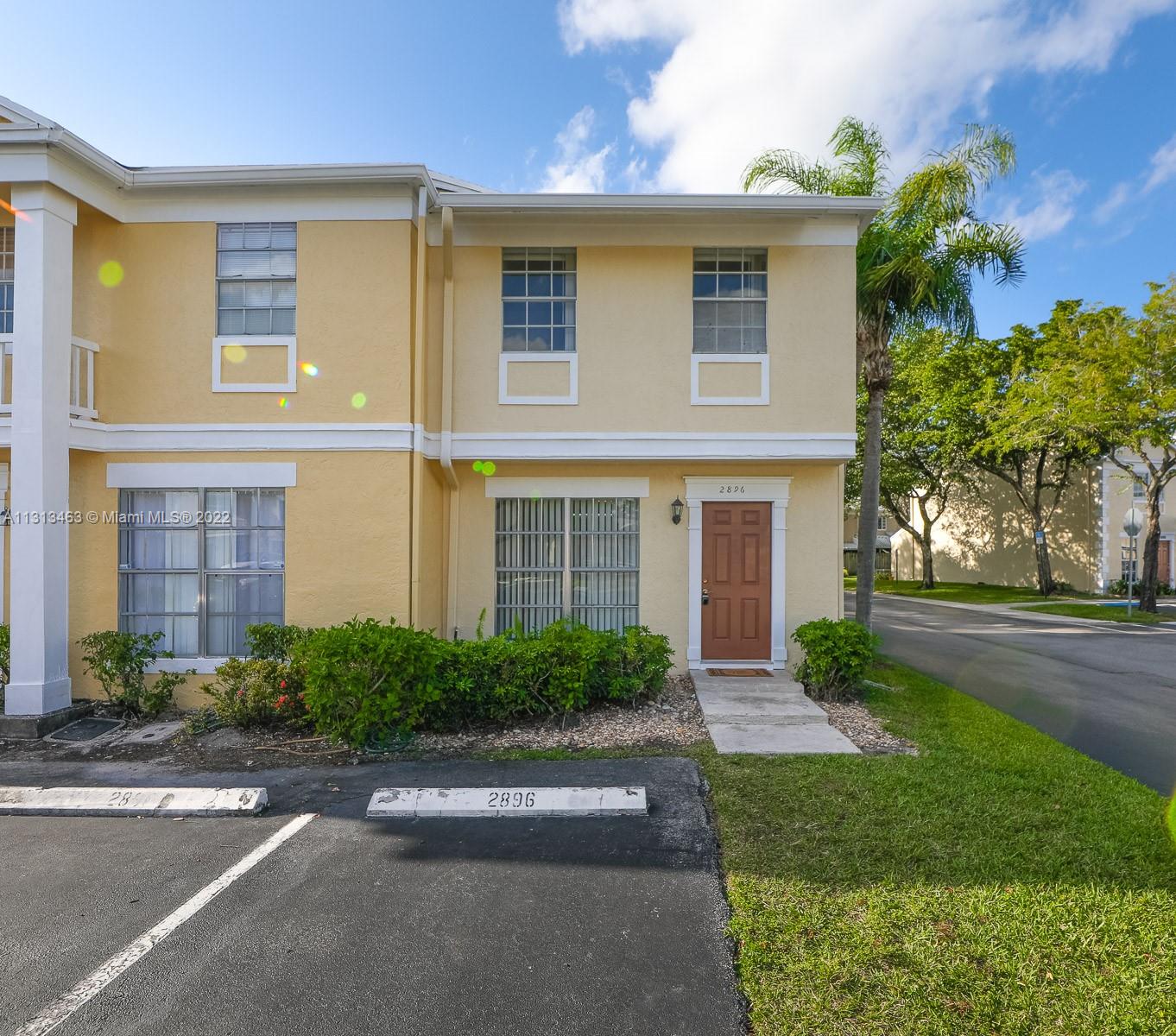 2896  Cambridge Ln  For Sale A11313463, FL