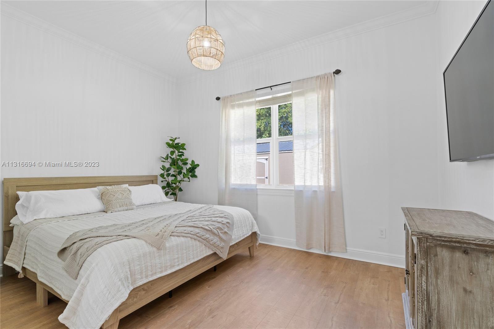 In this home, everyone has privacy. In one wing of the house you will find a tranquil suite, ideal for your guests.