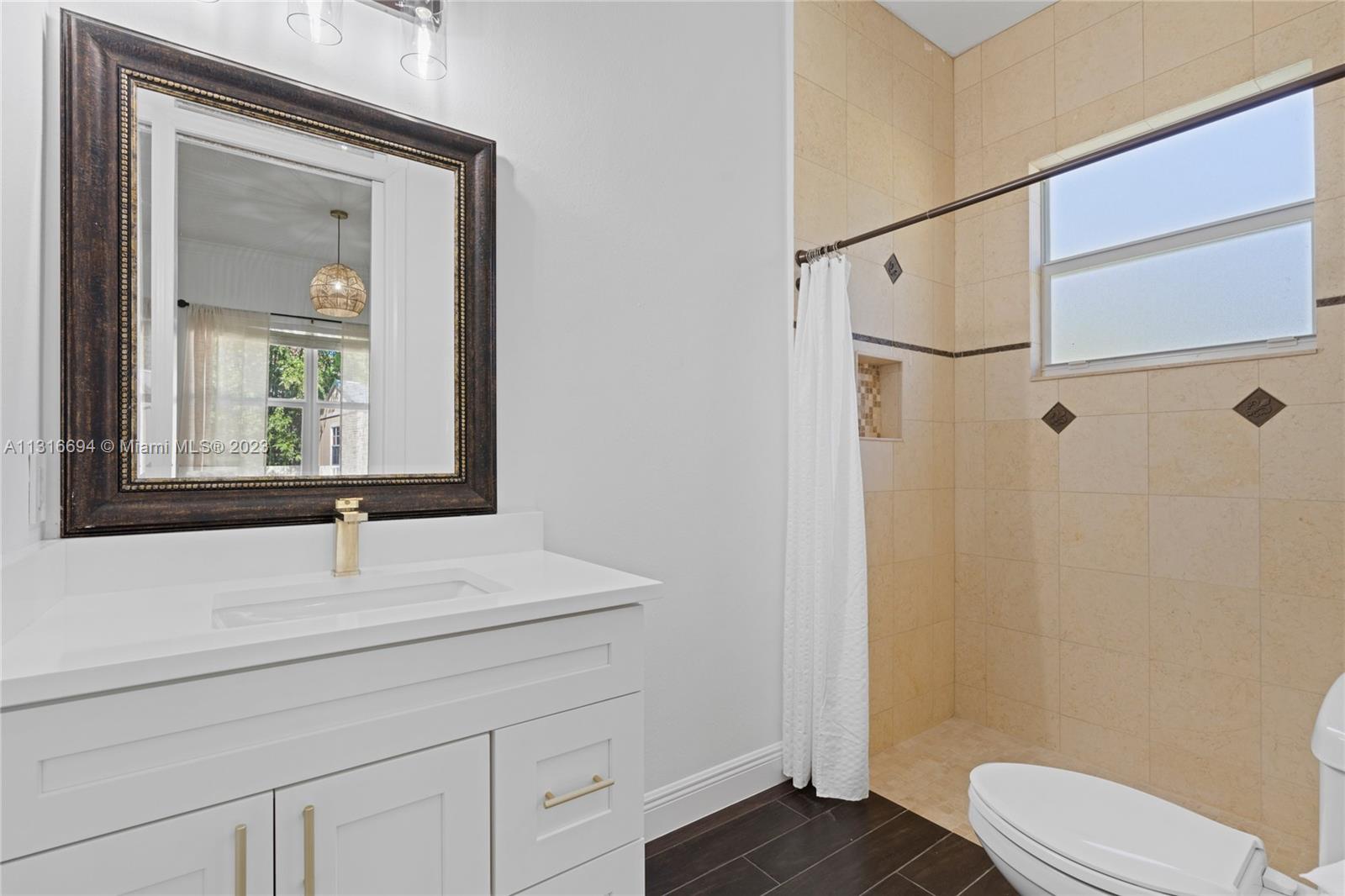 En suite ideal for your guests's privacy. 
