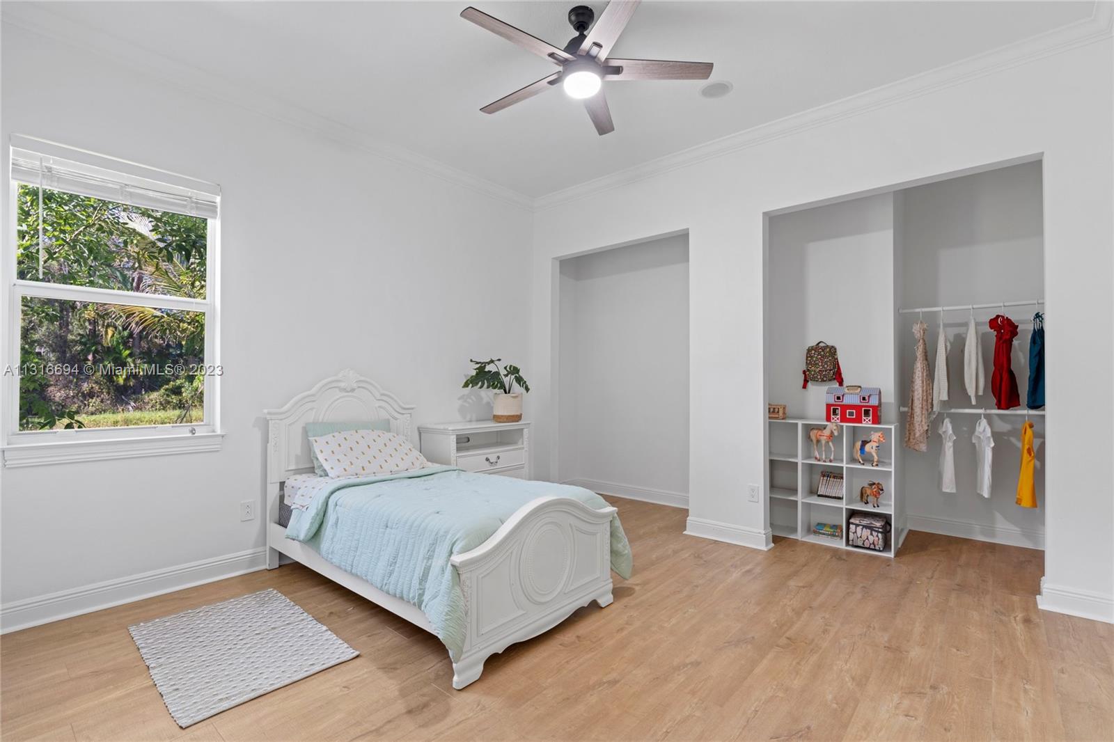 On the opposite wing to the Guest room, you can find two large bedrooms connected by a functional Jack and Jill bathroom. This is bedroom 1