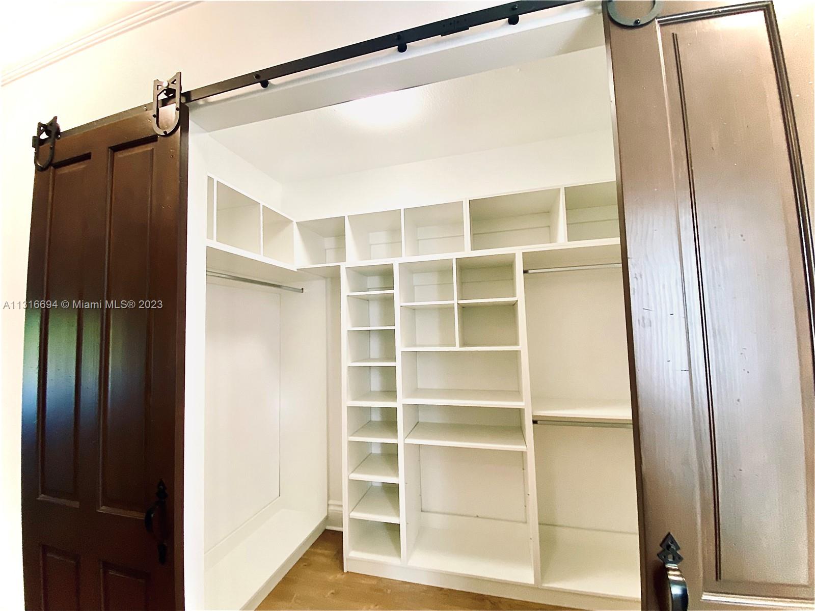Closet 1 for long pieces such as dresses