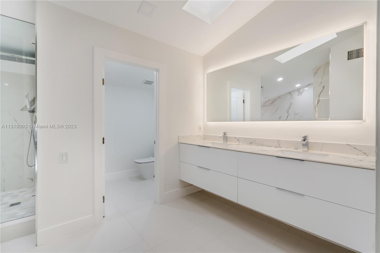 Double vanity, separate WC / Bidet and shower