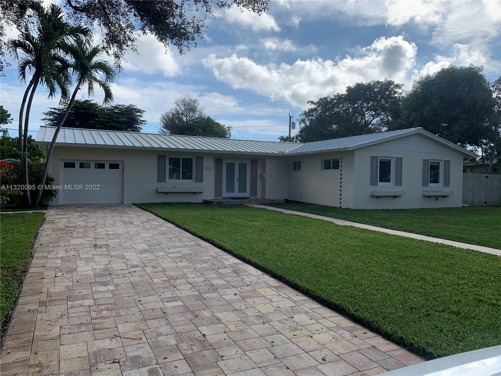 4/2 in Palmetto bay available for immediate occupancy. Tile and wood flooring, just renovated bathrooms, closet systems, pool, large backyard, large patio. Pool and lawn maintenance included. Great location, great schools, close to parks, shopping, restaurants.