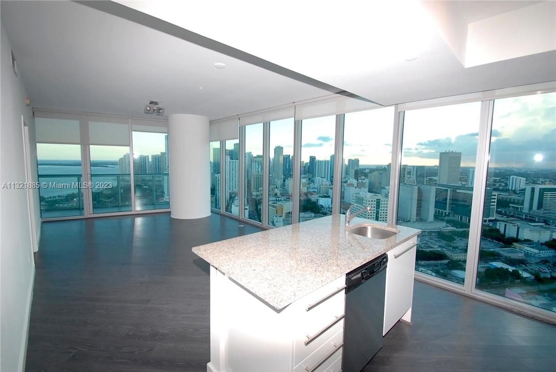 Beautiful 2/2 apartment at the 38th floor. Spectacular views of Biscayne Bay, Key Biscayne and downtown Miami. Tiles floor, W/D in the unit, very spacious and bright. 1 parking space, storage cage and cable tv. Located in the heart of downtown Miami directly across from the Arena and few steps from Bayside. 5-star building with excellent amenities including 2 swimming pools, fitness center, sand volley ball court, putting green, etc.