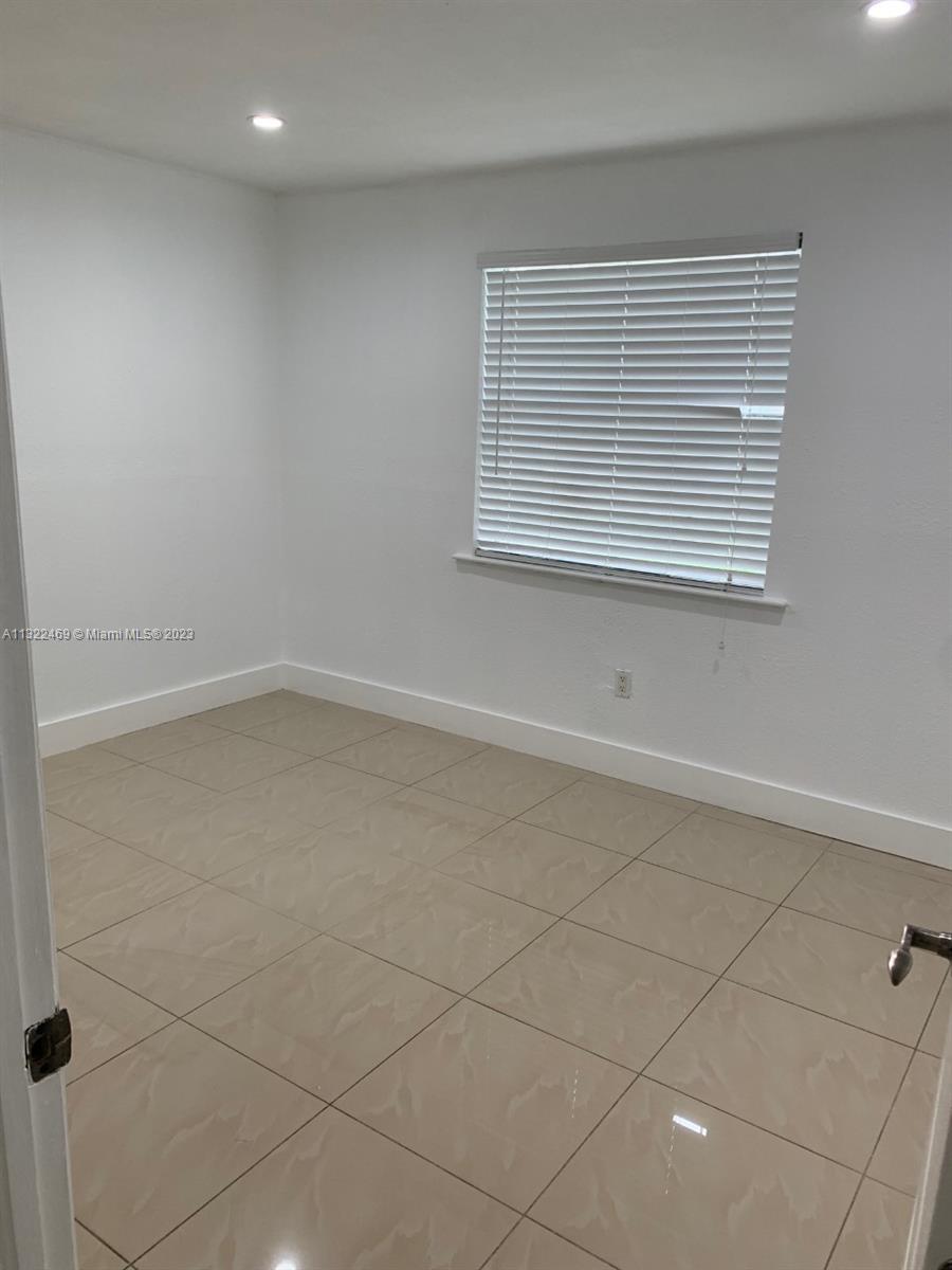 Beautiful apartment in Palmetto Bay. Completely tiled.  2 assigned parking. Closed community with pool. A must see! Tenant occupied until January 31st-2023.