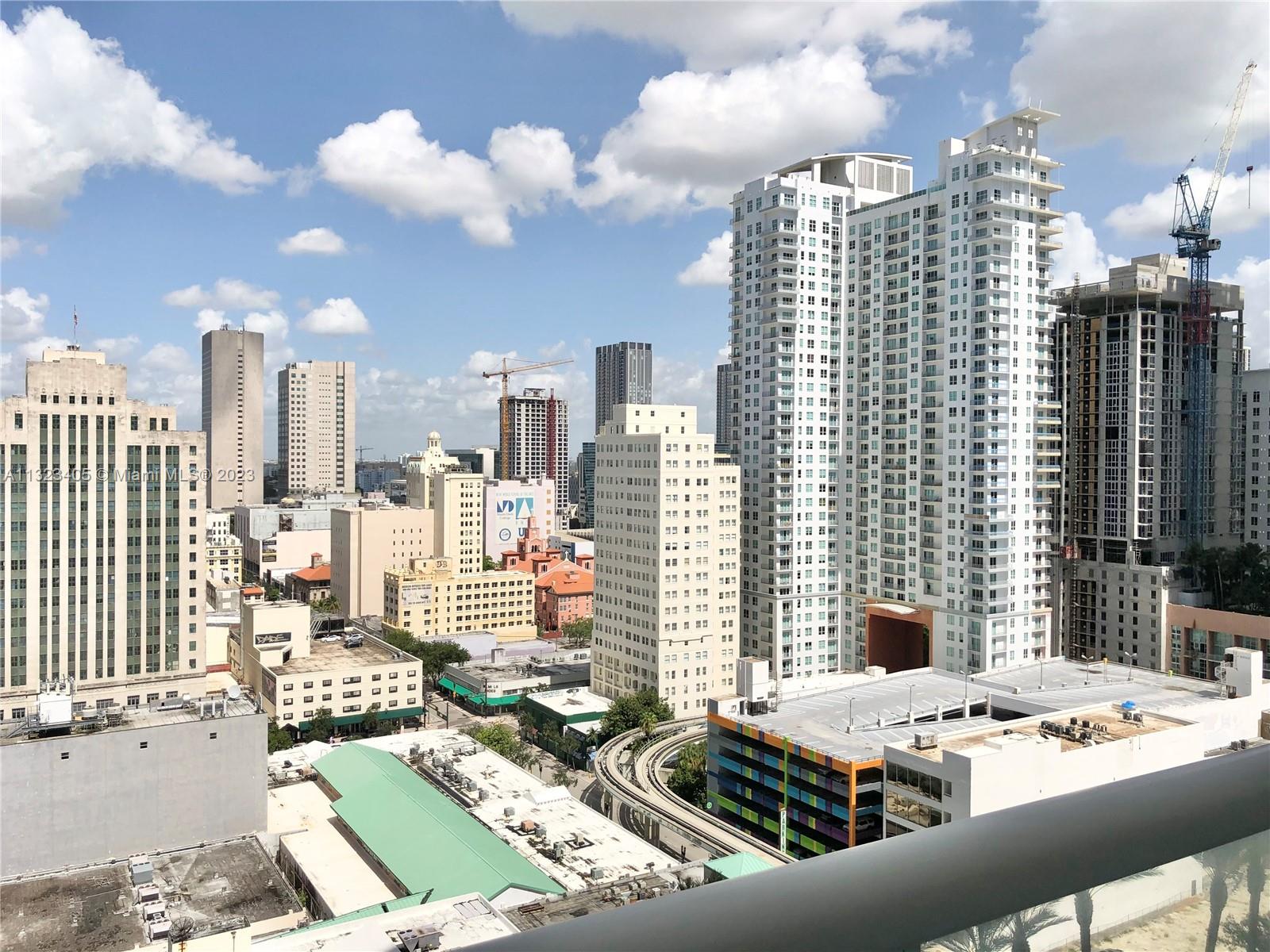 BEAUTIFUL 2 BEDROOMS 2 BATHROOMS CONDO AT THE HEART OF BAYSIDE. BUILDING WITH MODERN ARCHITECTURE FINISH WITH AMAZING AMENITIES THAHT INCLUDE OLYMPIC ZISE HEATED POOL, GYM, YOGA ROOM, VALET PARKING AND MORE. ENTERTAINMENTS AND RESTAURANTS THE BAY WALKING DISTANCE.