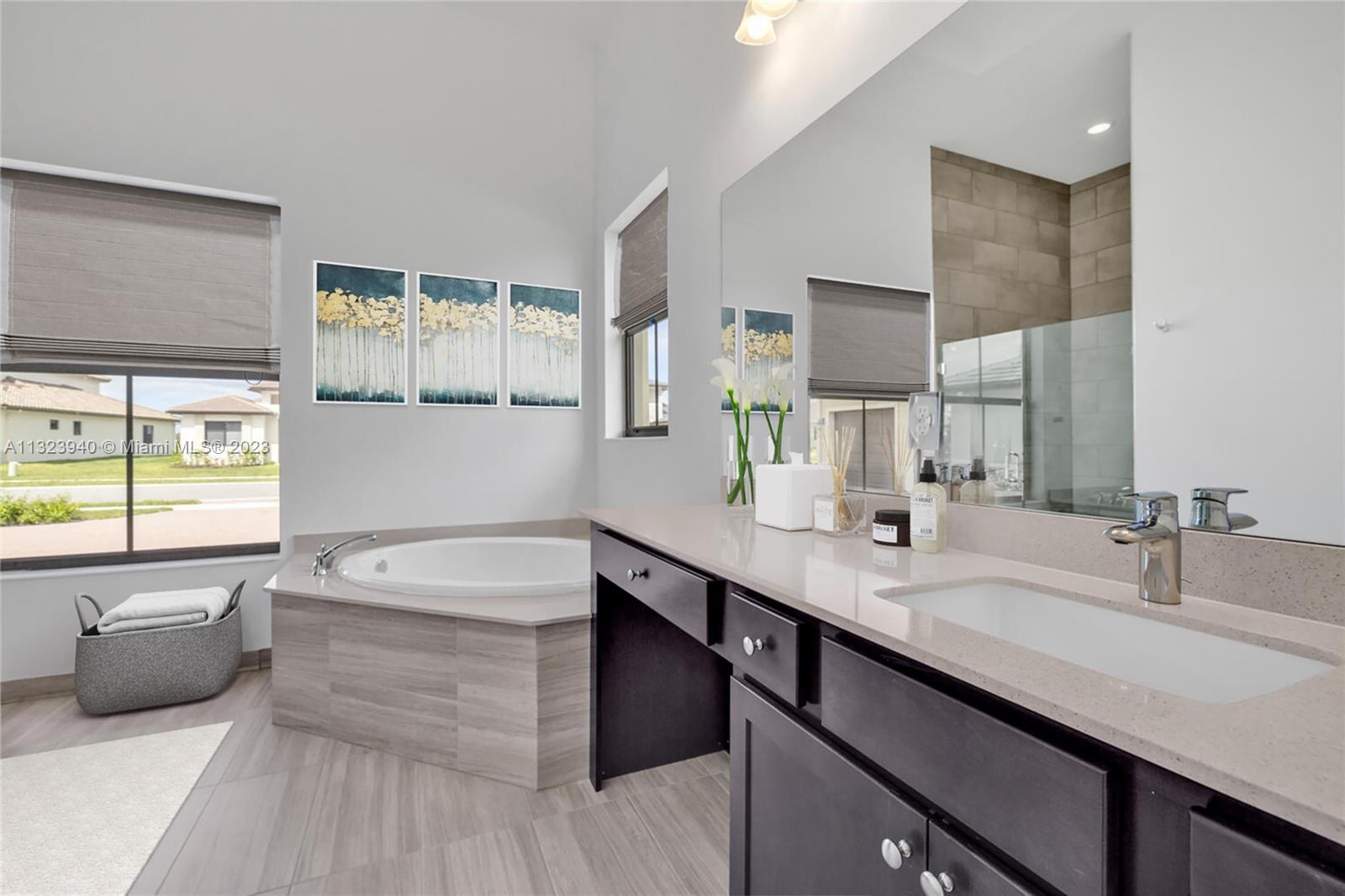 Her Side master bathroom w/ spa tub