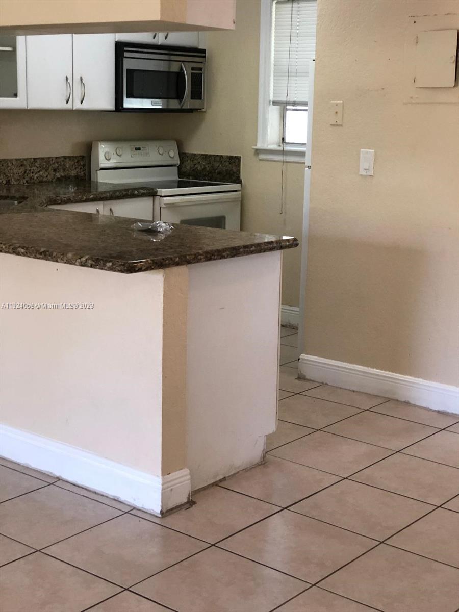 Great and spacious condo in the Palmetto Bay area. This community is centrally located, walking distance to US-1 and short driving distance to malls.
